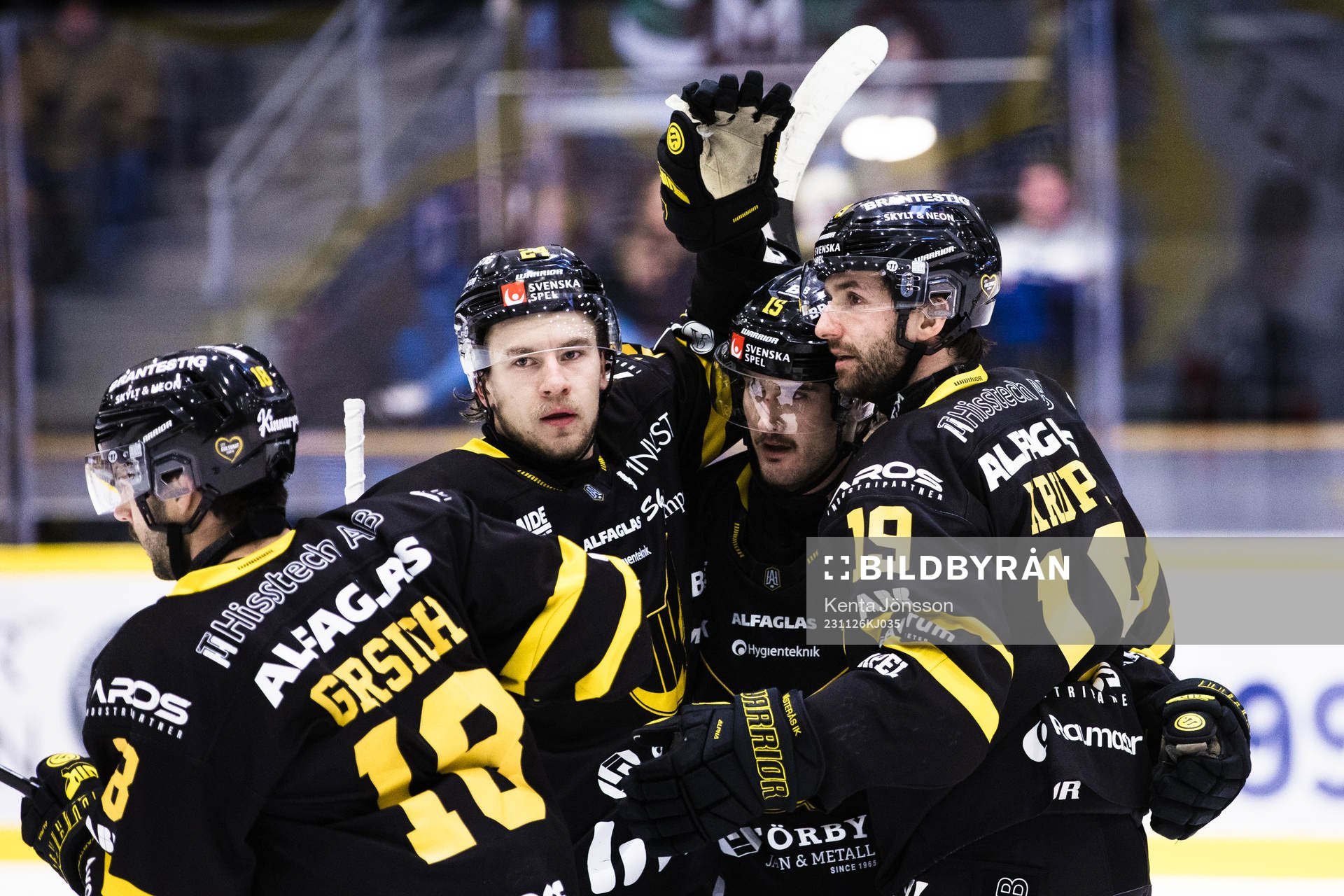 Västerås Amil Krupic jublar med lagkamrater