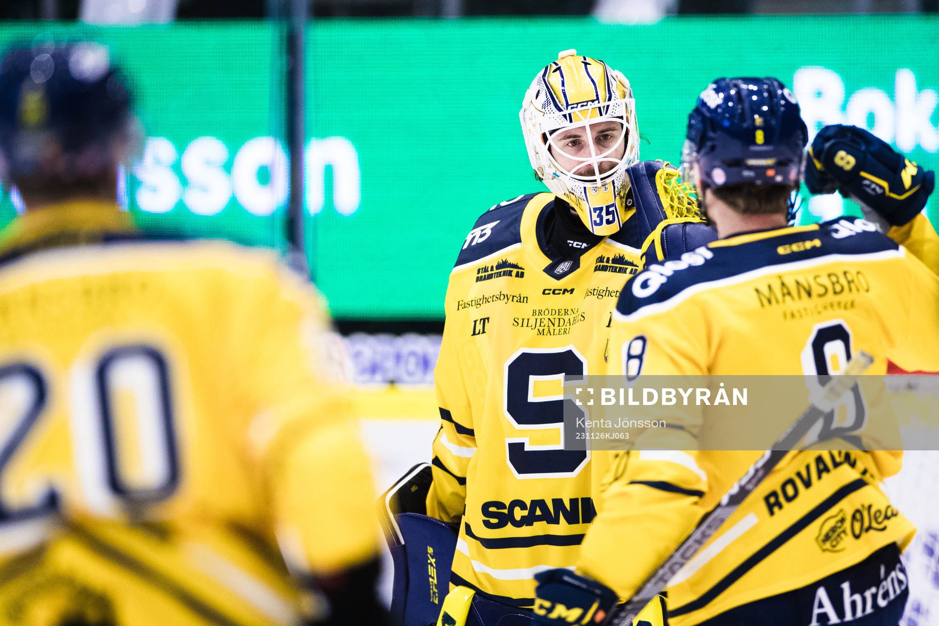 Södertäljes målvakt Tomas Sholl jublar med Viktor Grahn