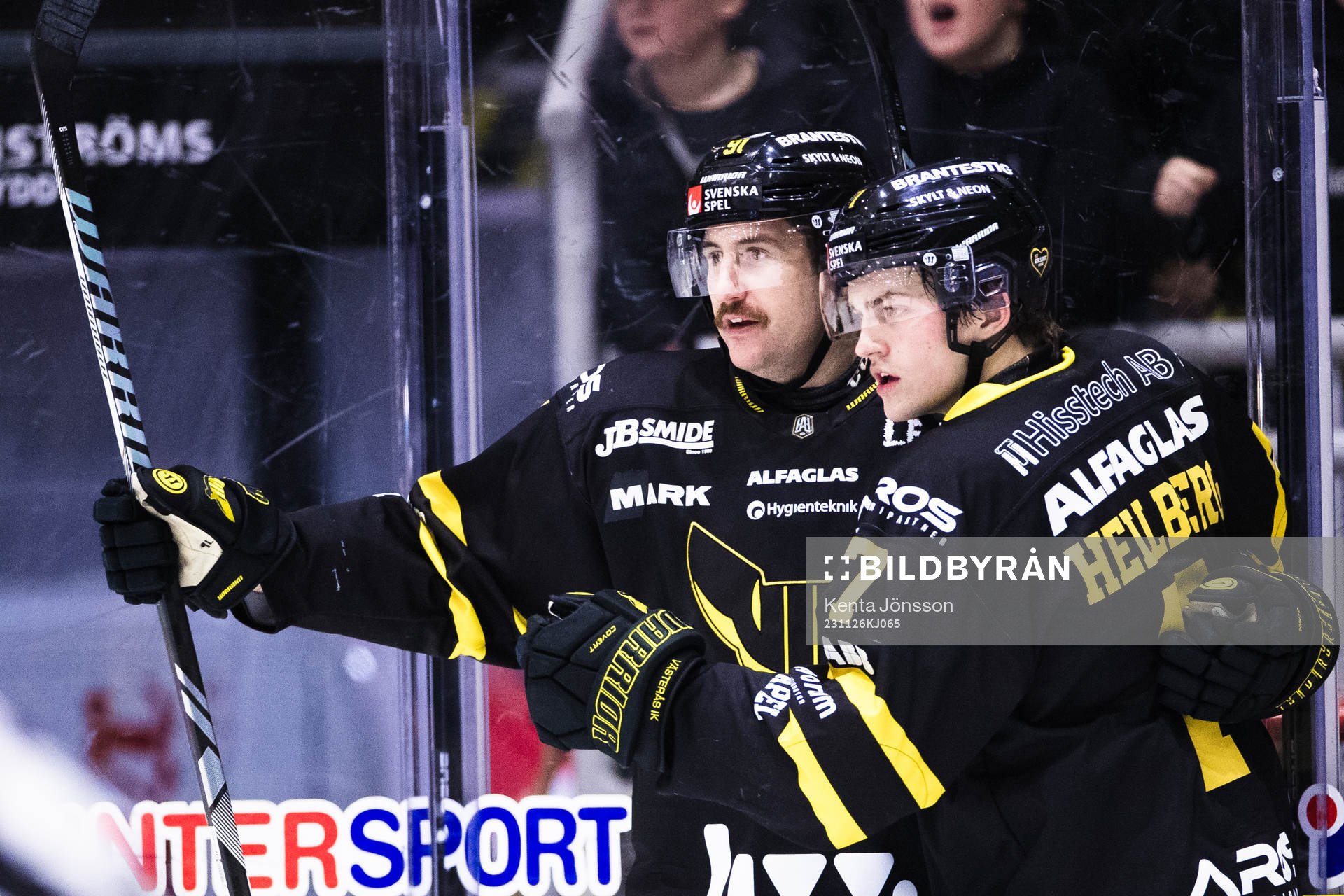 Västerås Nicholas Hutchison jublar med Hannes Hellberg