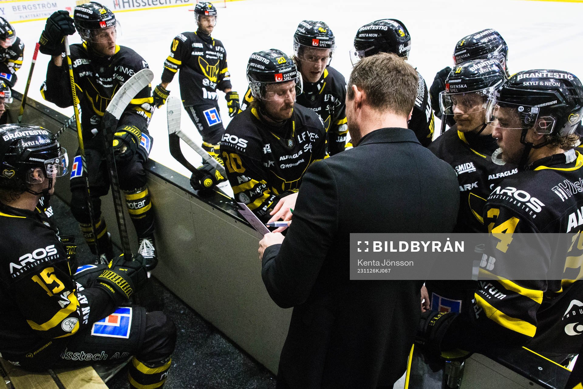 Västerås tränare Karl Helmersson och spelare i en timeout