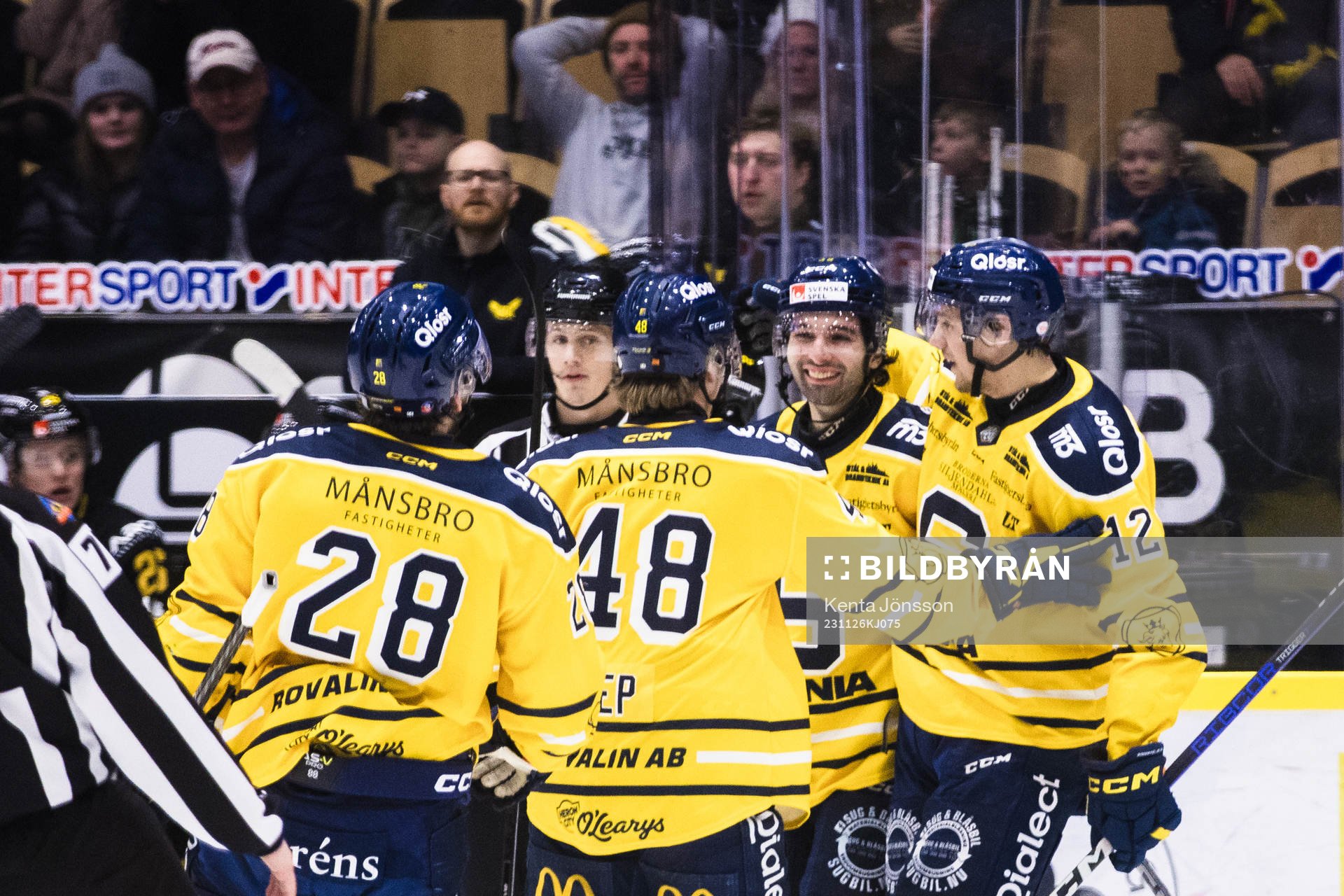 Södertäljes Stelio Mattheos jublar med Emil Alba, Ozbej