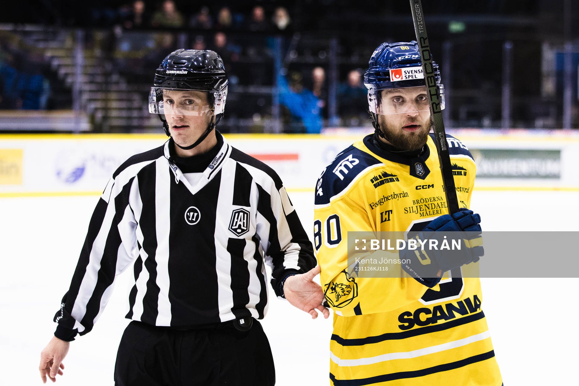 Södertäljes Ludwig Blomstrand med domare