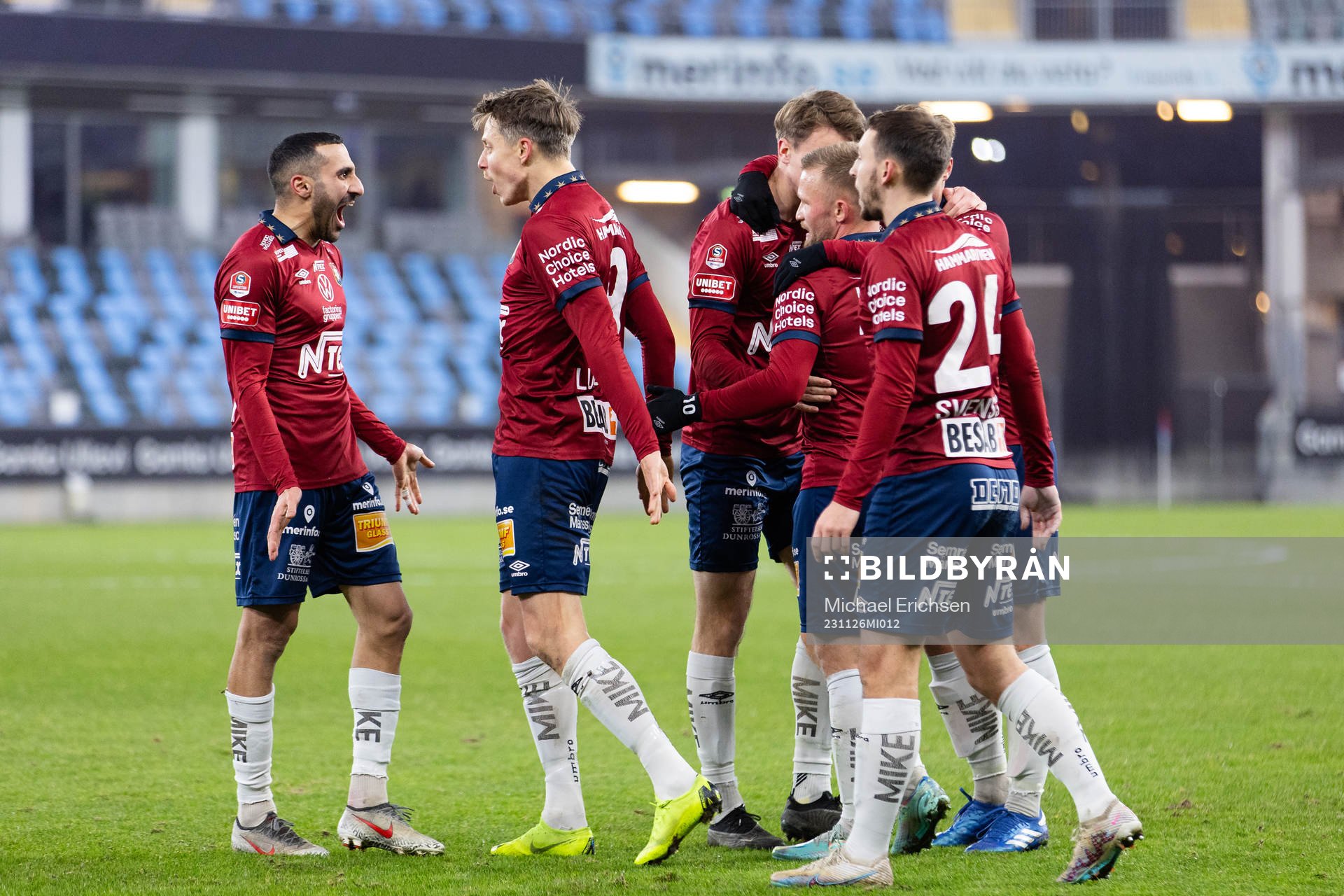 Örgrytes Viktor Lundberg jublar med lagkamrater