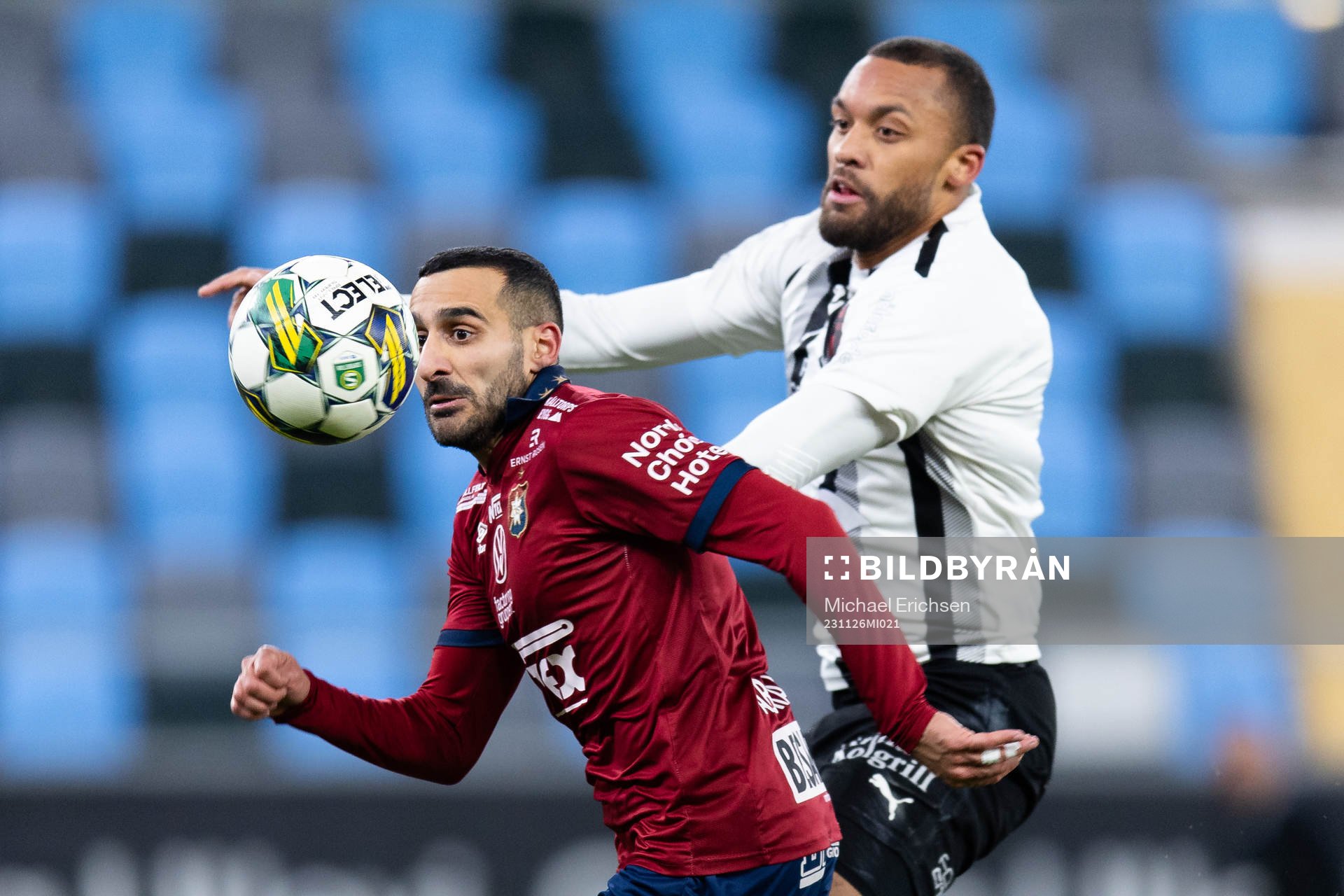 Örgrytes Sargon Abraham och Nordic Uniteds Joshua Mintah Adomako under fotbollsmatchen i kvalet till Superettan mellan Örgryte och Nordic United den 26 november 2023 i Göteborg.