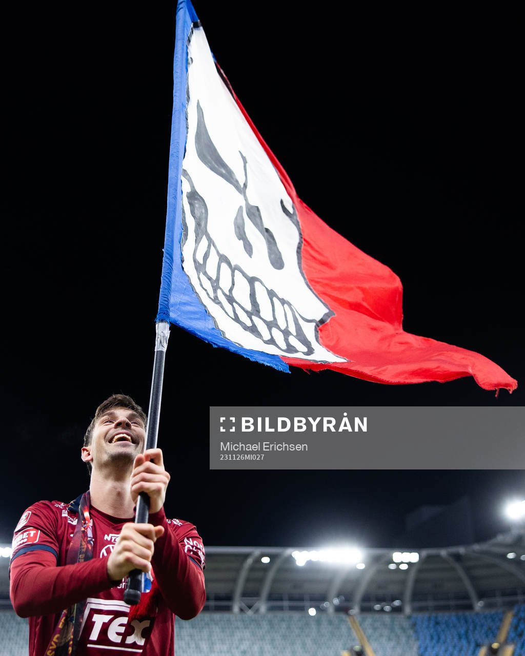 Örgrytes Daniel Paulson firar med supportrarna