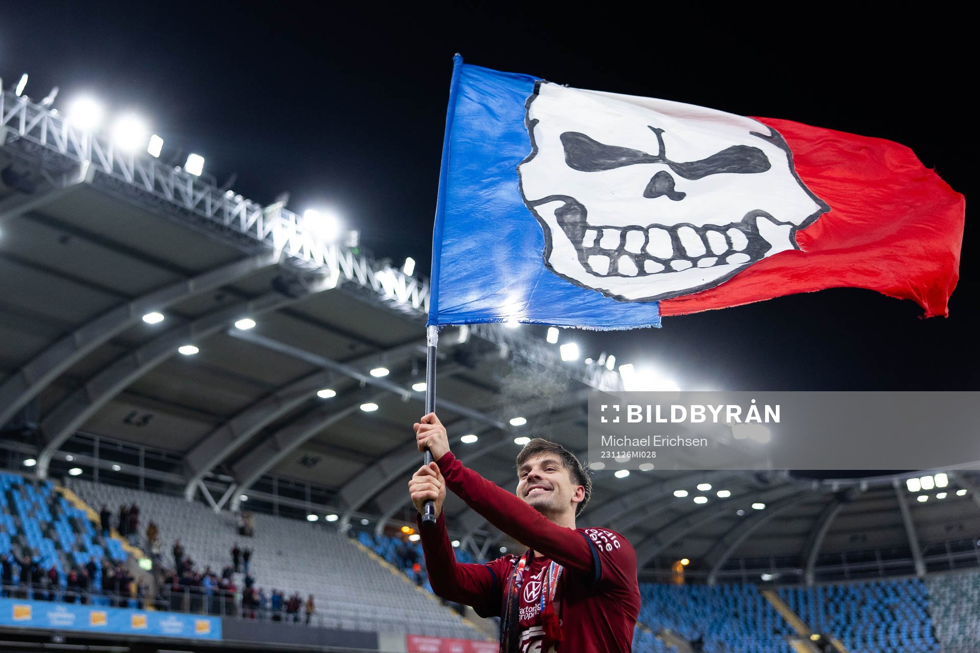 Örgrytes Daniel Paulson firar med supportrarna efter fotbollsmatchen i kvalet till Superettan mellan Örgryte och Nordic United den 26 november 2023 i Göteborg.