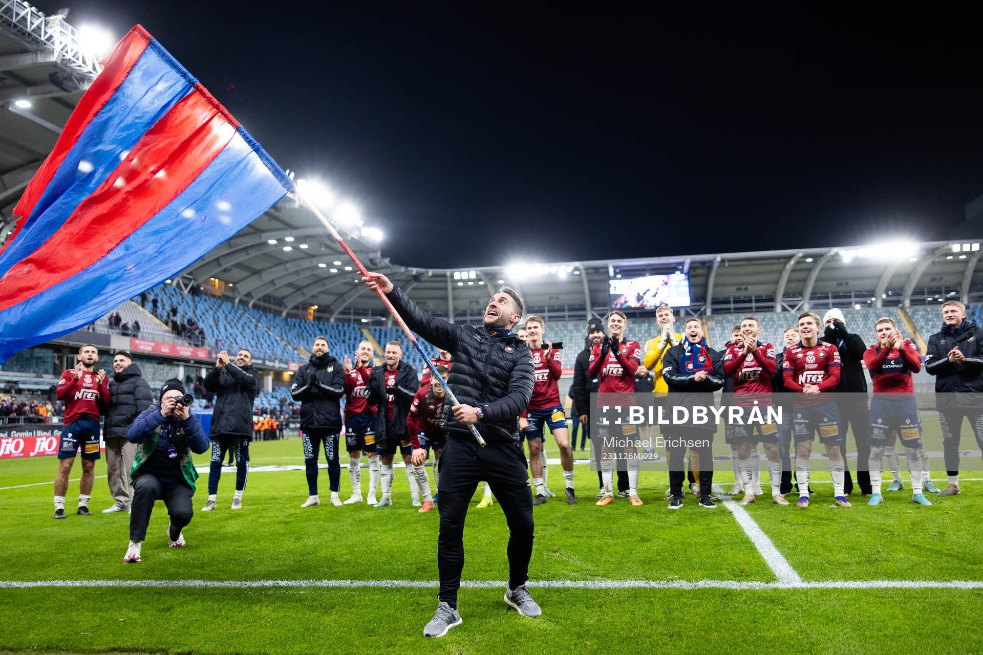 Örgrytes tränare Xabier Ruiz Ocenda jublar framför