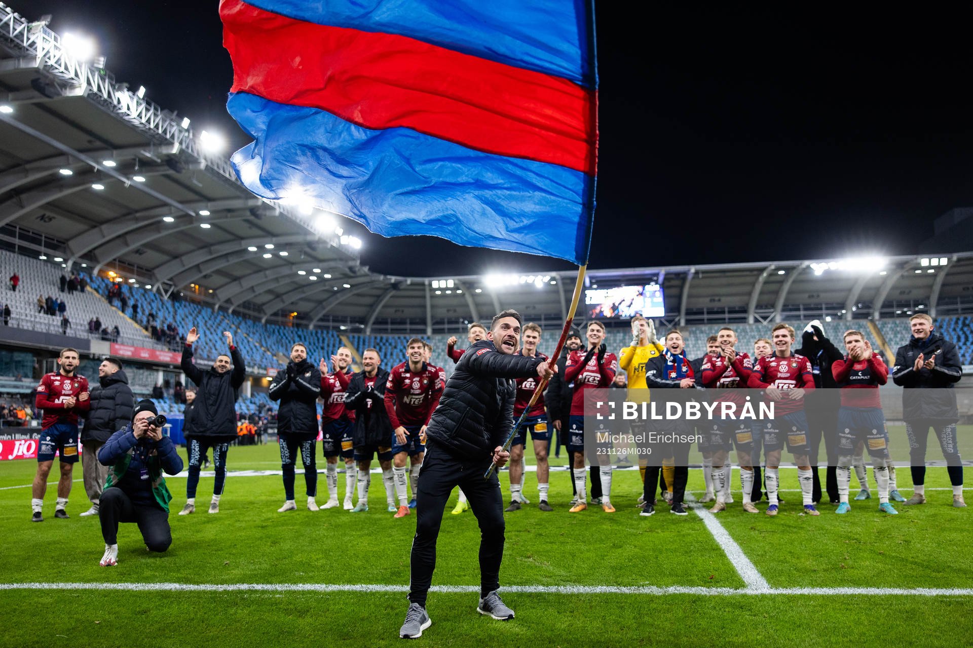 Örgrytes tränare Xabier Ruiz Ocenda jublar framför