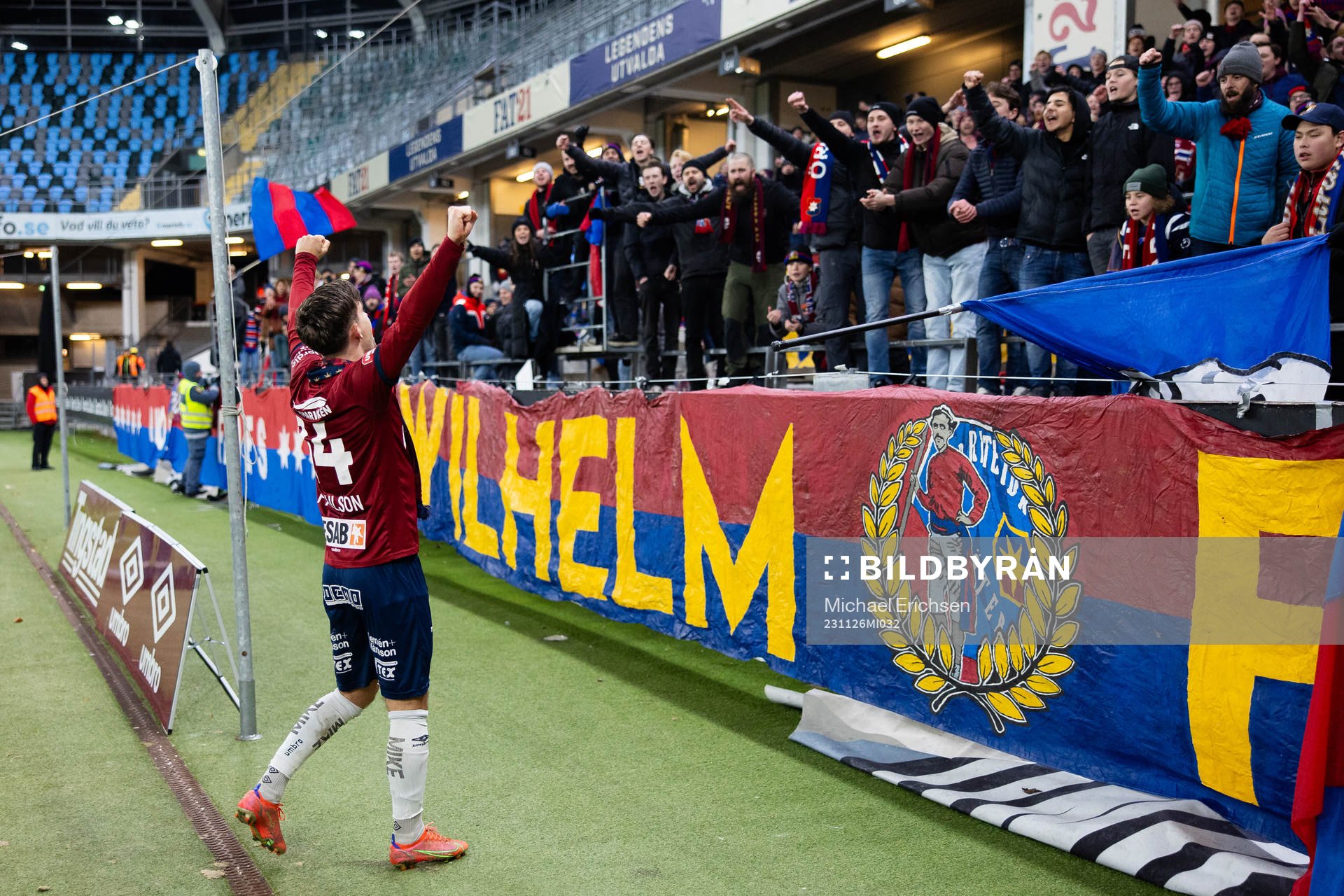 Örgrytes Daniel Paulson firar med supportrarna
