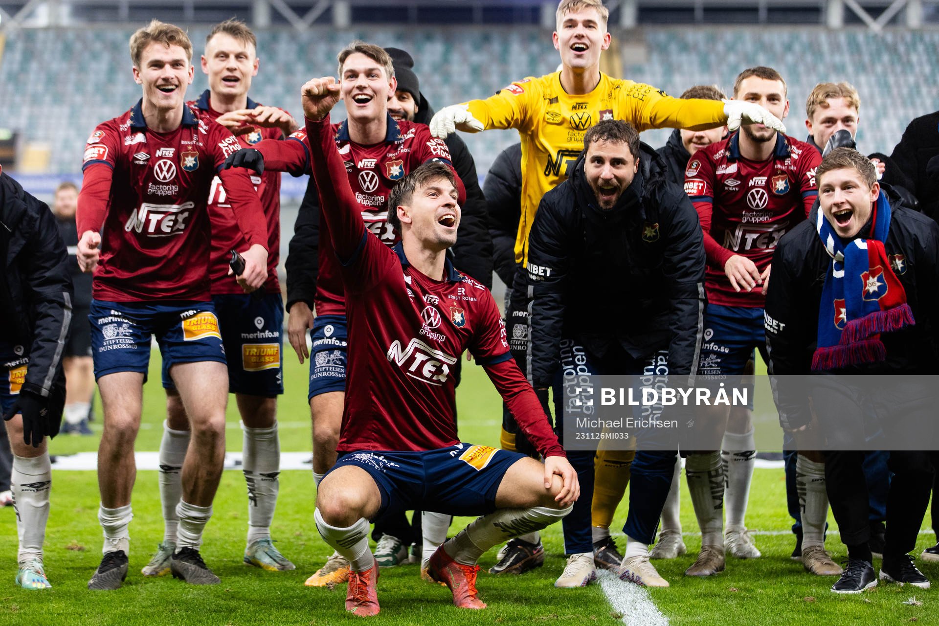 Örgrytes Daniel Paulson jublar med lagkamraterna