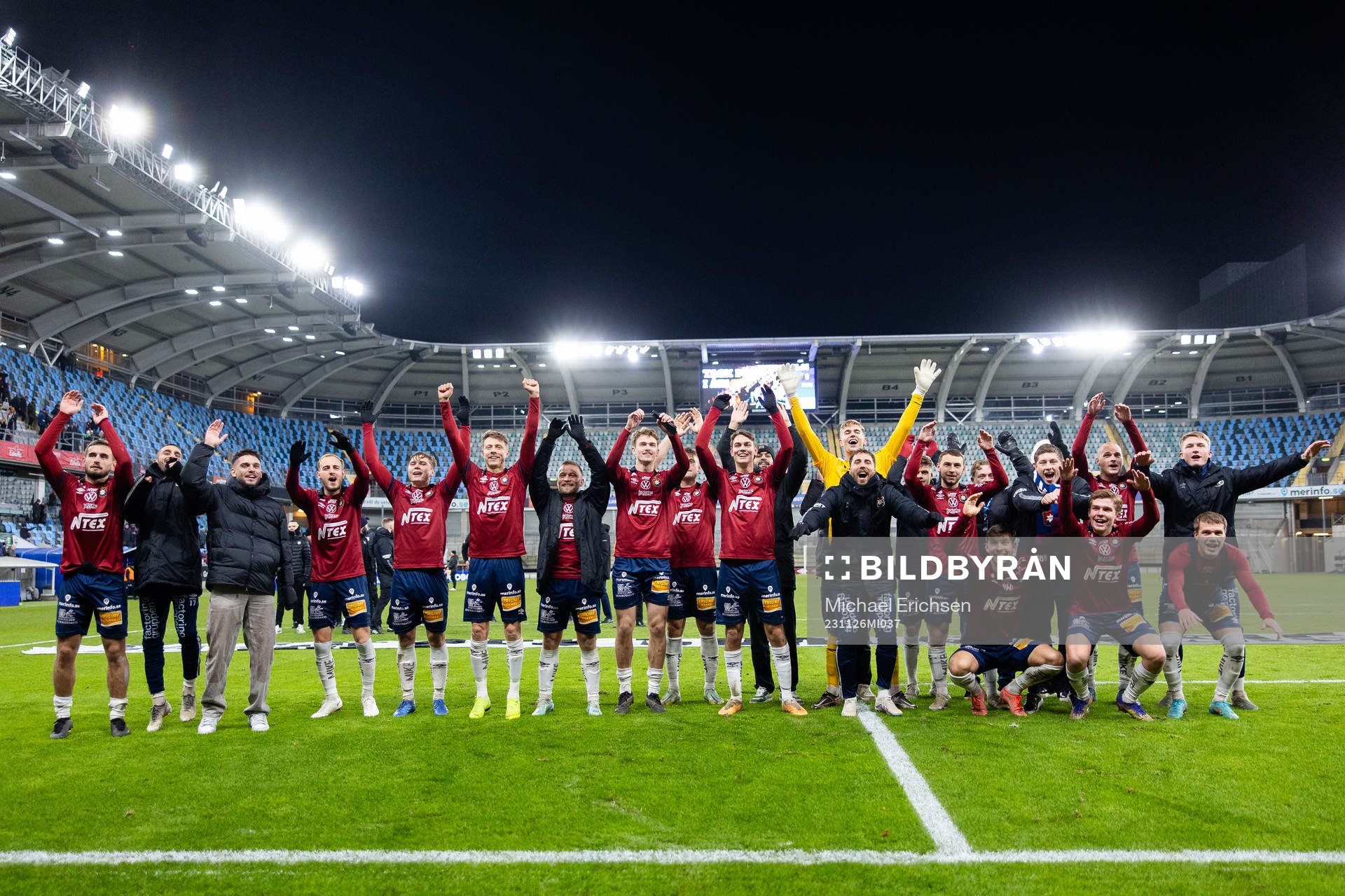 Örgrytes spelare och ledare jublar efter fotbollsmatchen i kvalet till Superettan mellan Örgryte och Nordic United den 26 november 2023 i Göteborg.