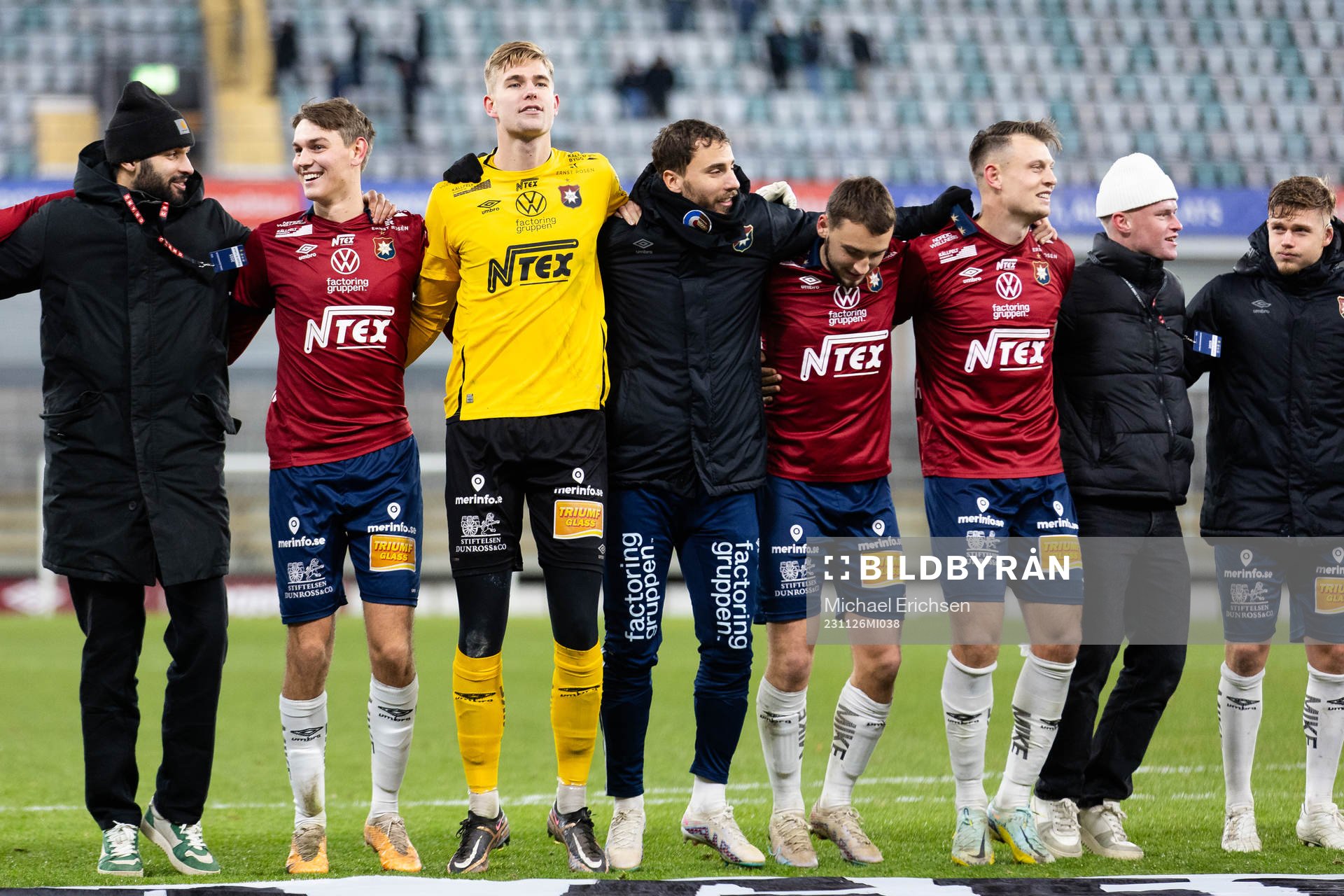 Örgrytes spelare och ledare jublar