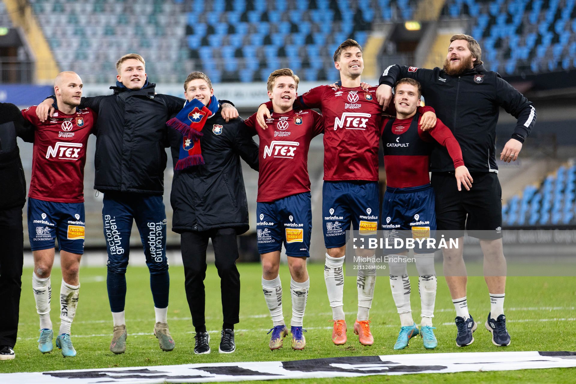 Örgrytes spelare och ledare jublar