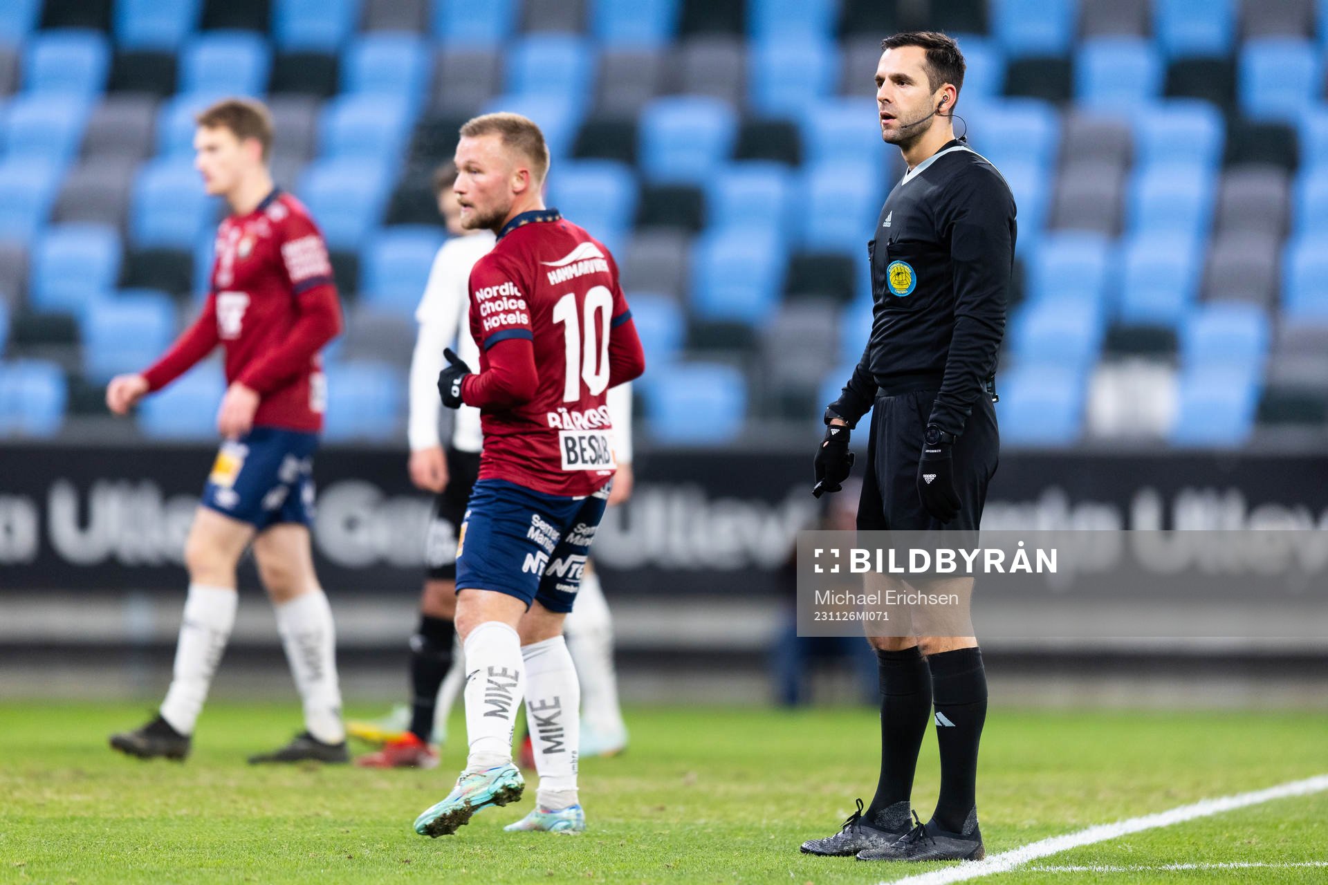 Domare Granit Maqedonci under fotbollsmatchen i kvalet till Superettan mellan Örgryte och Nordic United den 26 november 2023 i Göteborg.