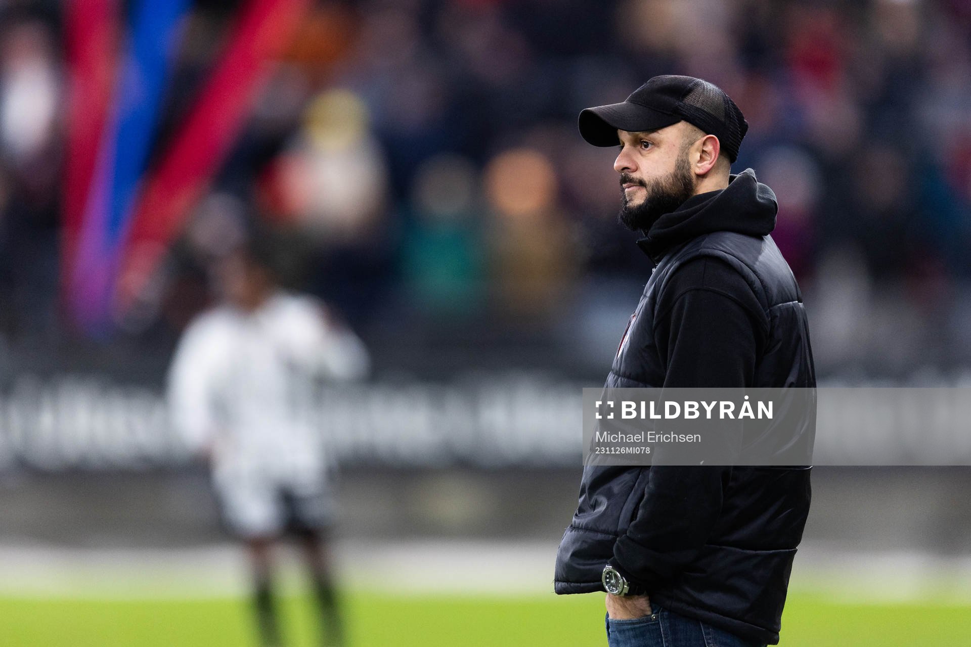 Nordic Uniteds tränare Hakan Bezgin under fotbollsmatchen i kvalet till Superettan mellan Örgryte och Nordic United den 26 november 2023 i Göteborg.