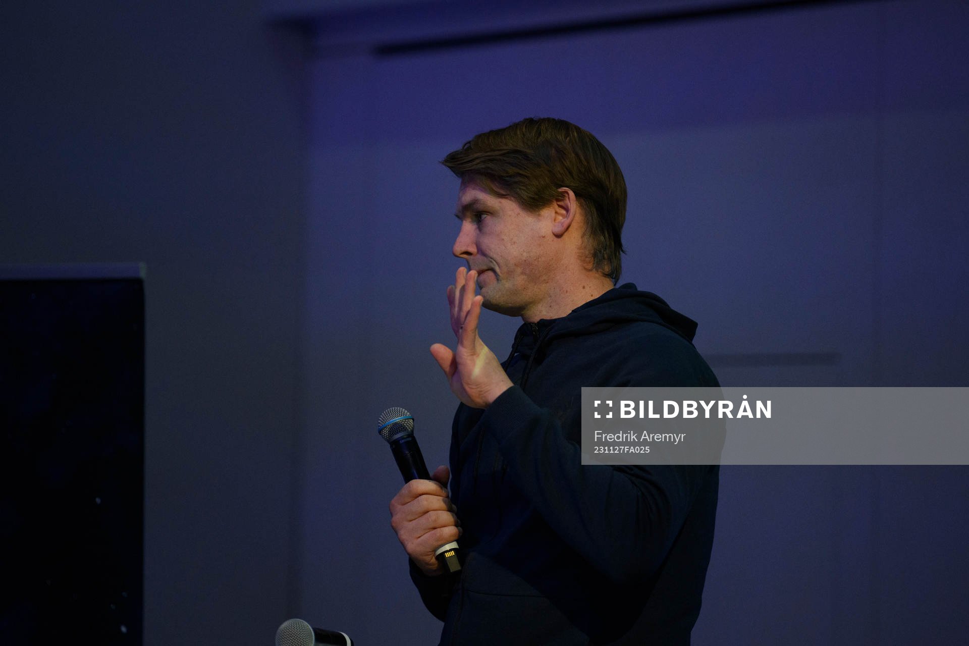 Teknisk direktör Ola Larsson håller upp fem fingrar  under ett medlemsmöte med IFK Göteborg den 27 november 2023 i Göteborg. 