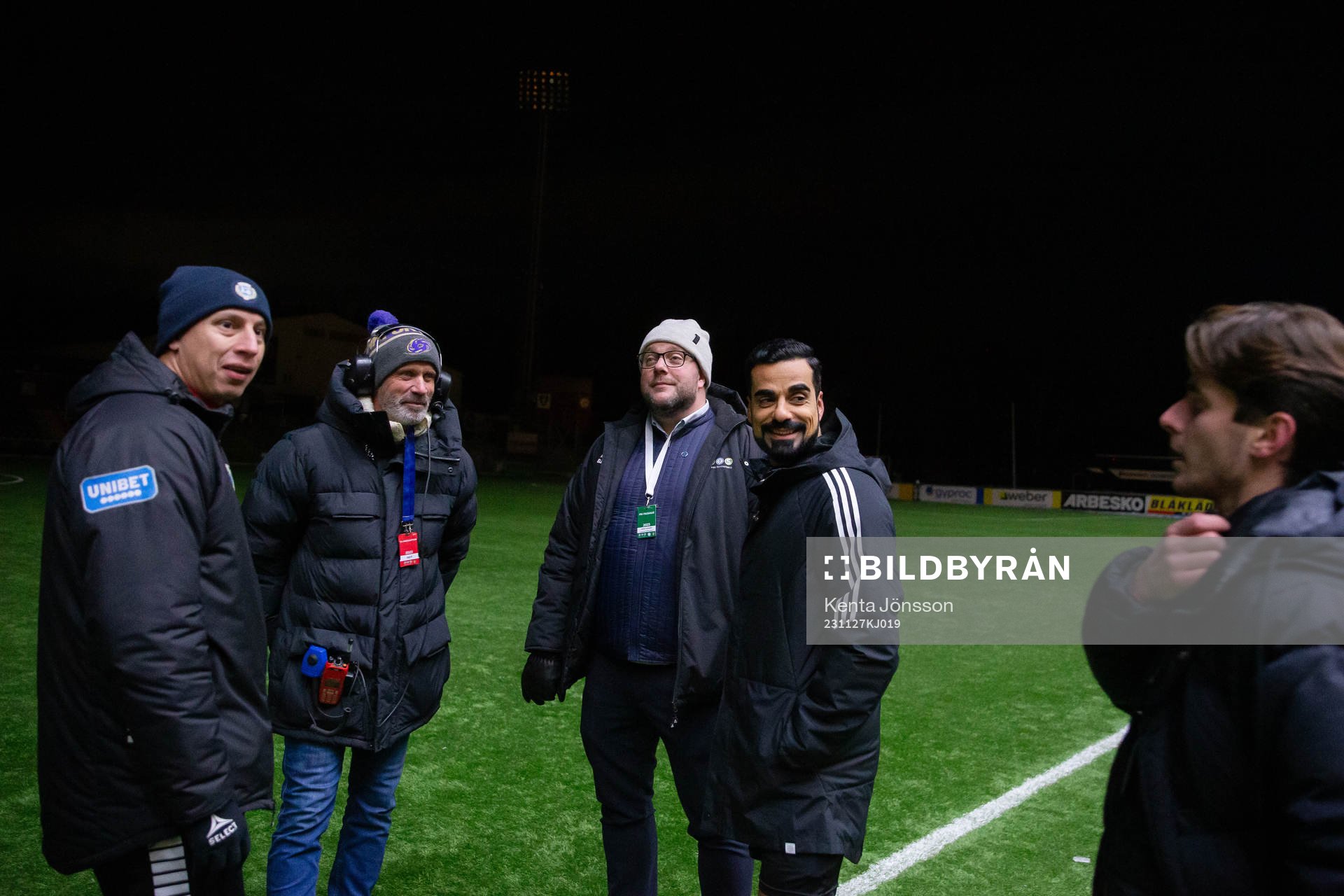 Utsiktens assisterande tränare Martin Smedberg Dalence och domare Mohammed Al-Hakim under fotbollsmatchen i kvalet till Allsvenskan mellan Brommapojkarna och Utsikten den 27 november 2023 i Stockholm.
