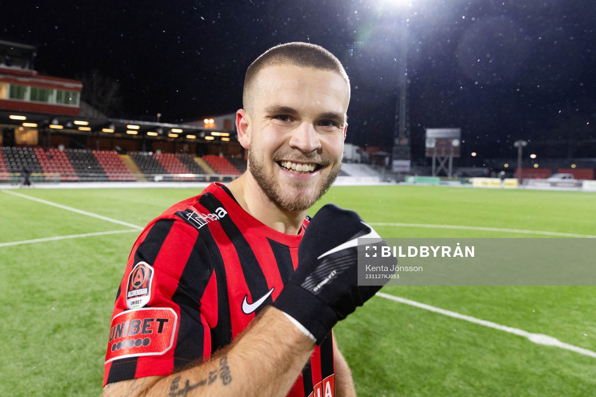 Brommapojkarnas Amadeus Sögaard jublar