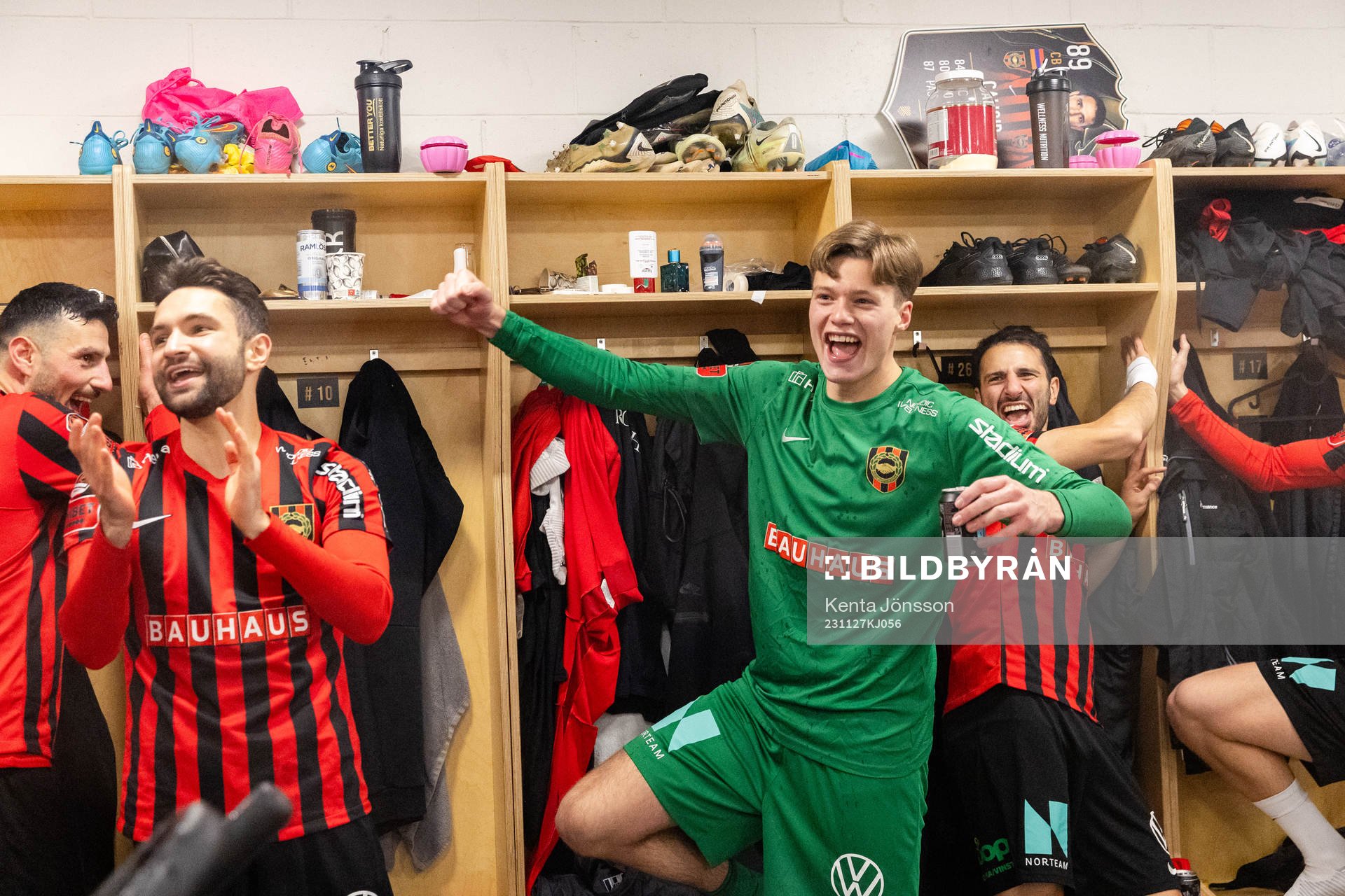 Brommapojkarnas målvakt Filip Sidklev jublar i omklädningsrummet efter fotbollsmatchen i kvalet till Allsvenskan mellan Brommapojkarna och Utsikten den 27 november 2023 i Stockholm.
