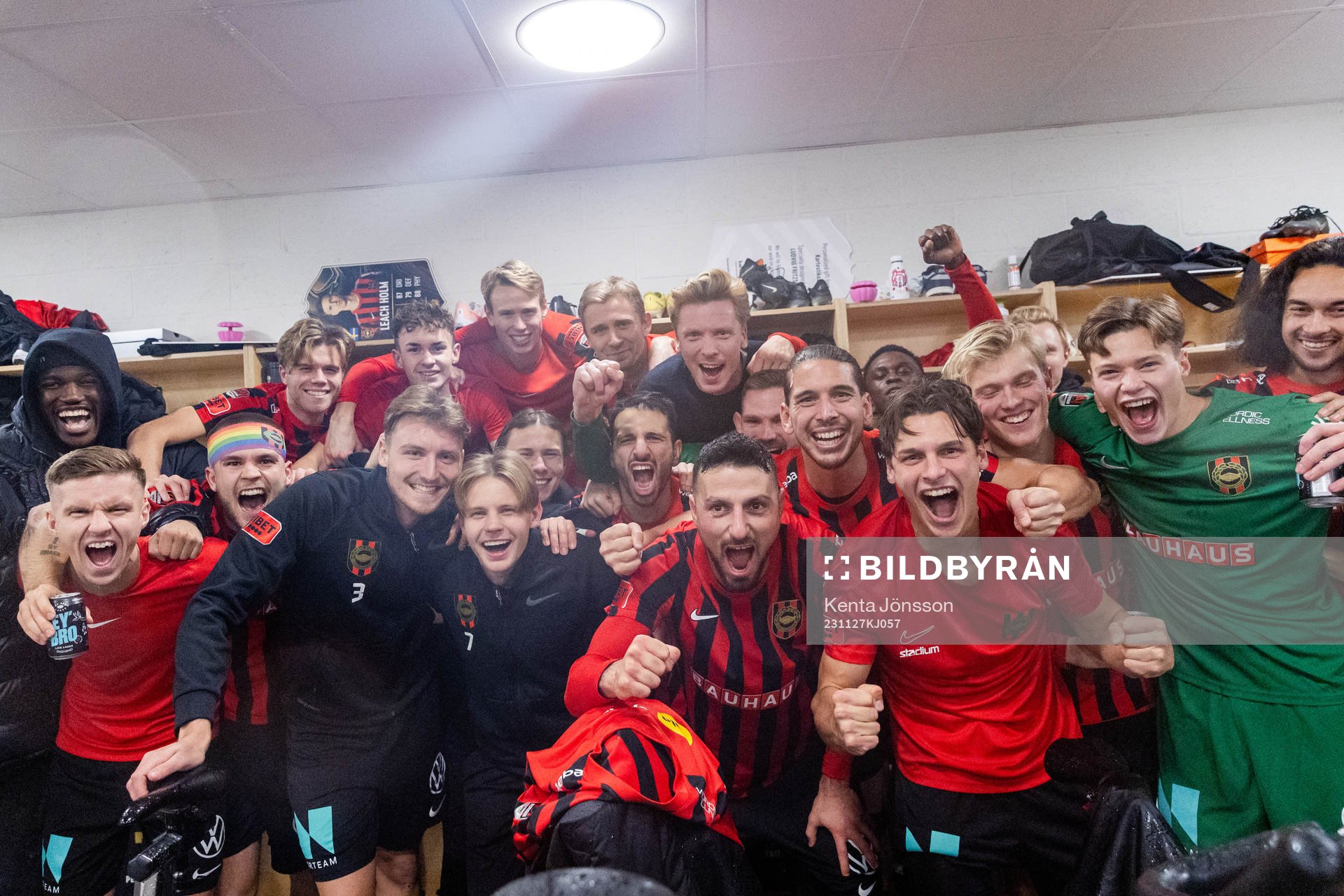 Brommapojkarnas spelare jublar i omklädningsrummet efter fotbollsmatchen i kvalet till Allsvenskan mellan Brommapojkarna och Utsikten den 27 november 2023 i Stockholm.