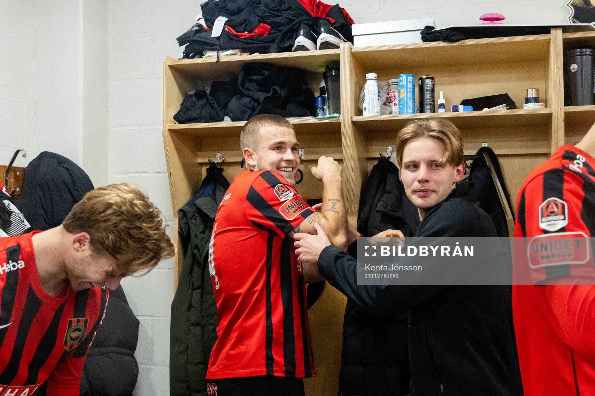 Brommapojkarnas Amadeus Sögaard jublar i omklädningsrummet med Oscar Pettersson efter fotbollsmatchen i kvalet till Allsvenskan mellan Brommapojkarna och Utsikten den 27 november 2023 i Stockholm.