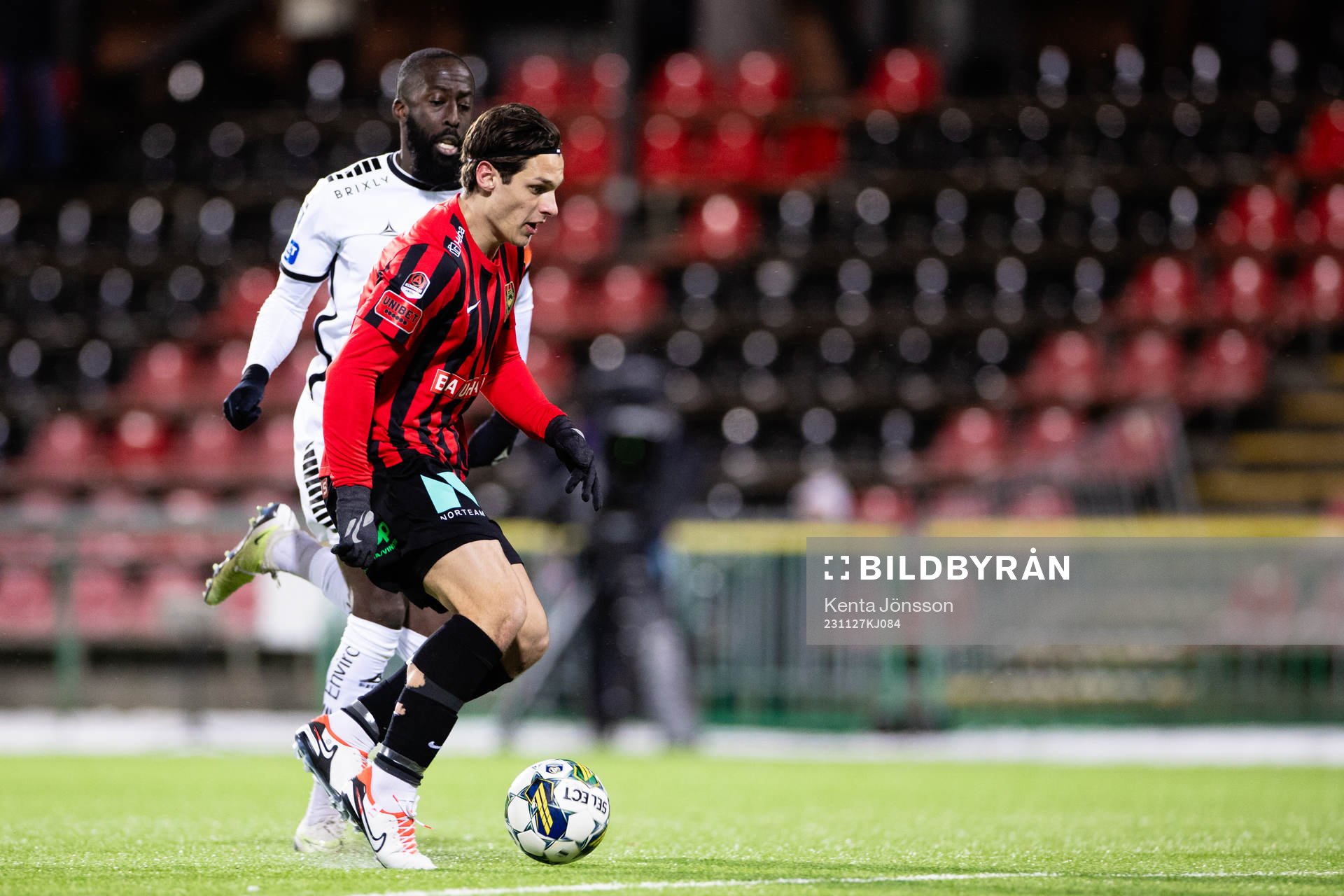 Brommapojkarnas Kevin Ackermann och Utsiktens Ronald Mukiibi under fotbollsmatchen i kvalet till Allsvenskan mellan Brommapojkarna och Utsikten den 27 november 2023 i Stockholm.