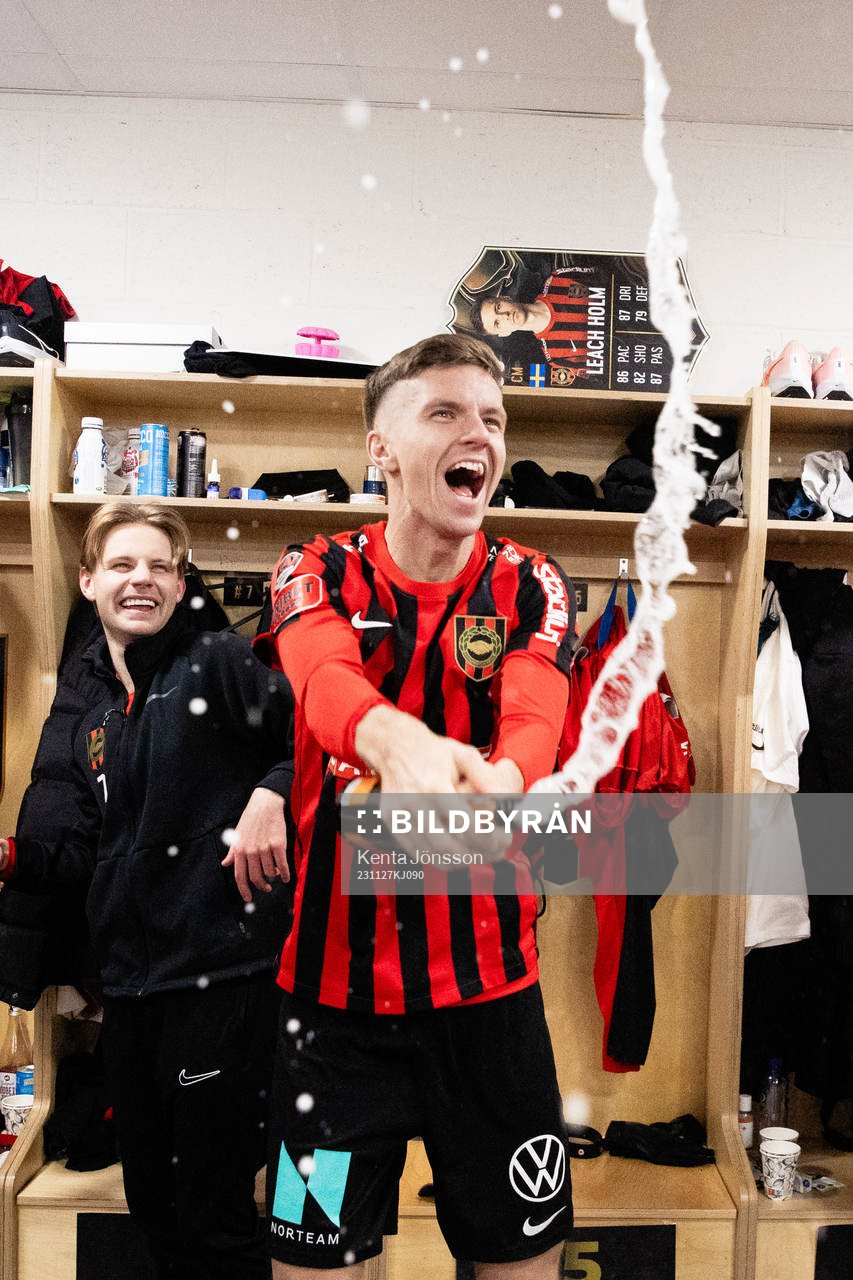 Brommapojkarnas Samuel Leach Holm jublar