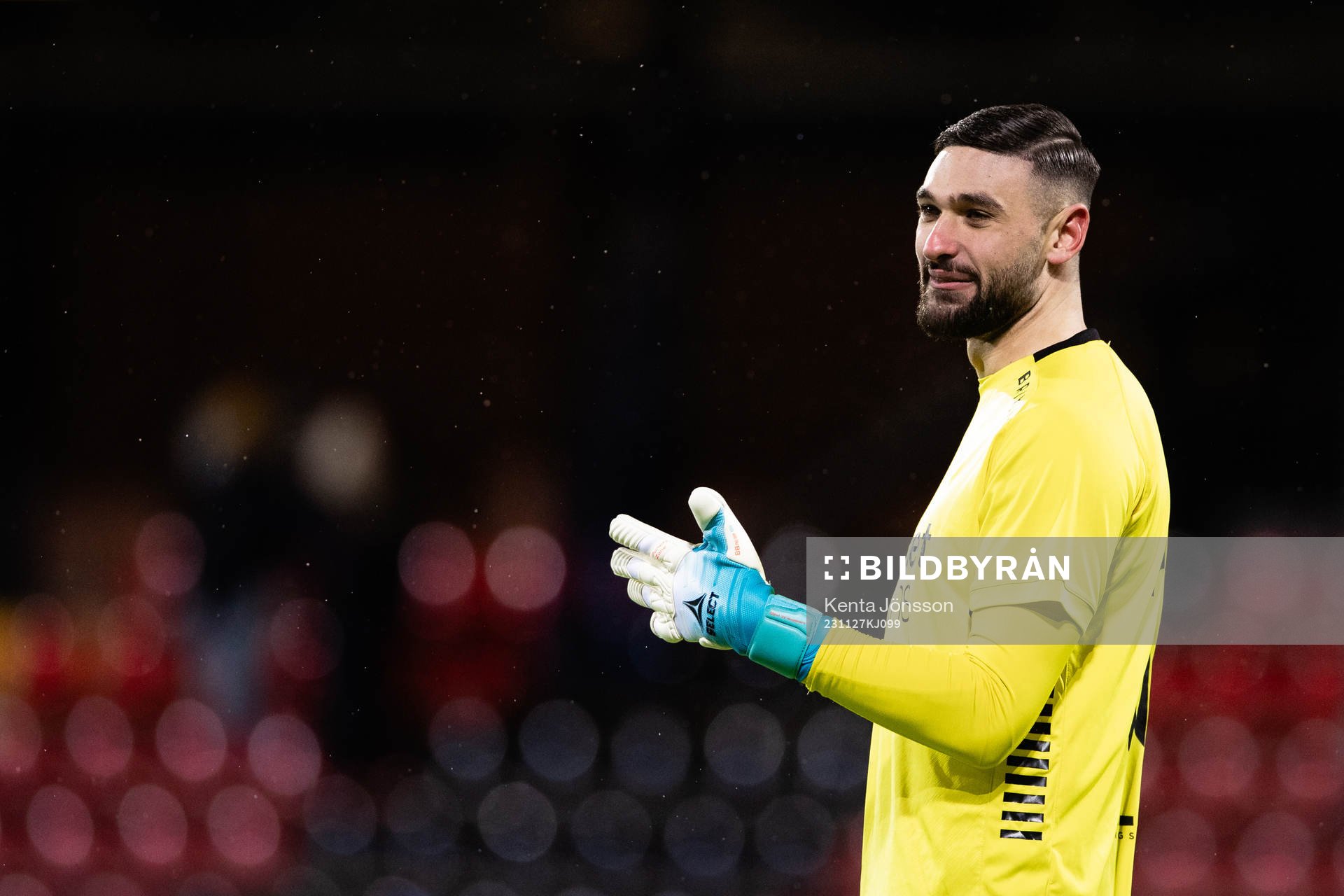 Utsiktens målvakt Elias Hadaya under fotbollsmatchen i kvalet till Allsvenskan mellan Brommapojkarna och Utsikten den 27 november 2023 i Stockholm.
