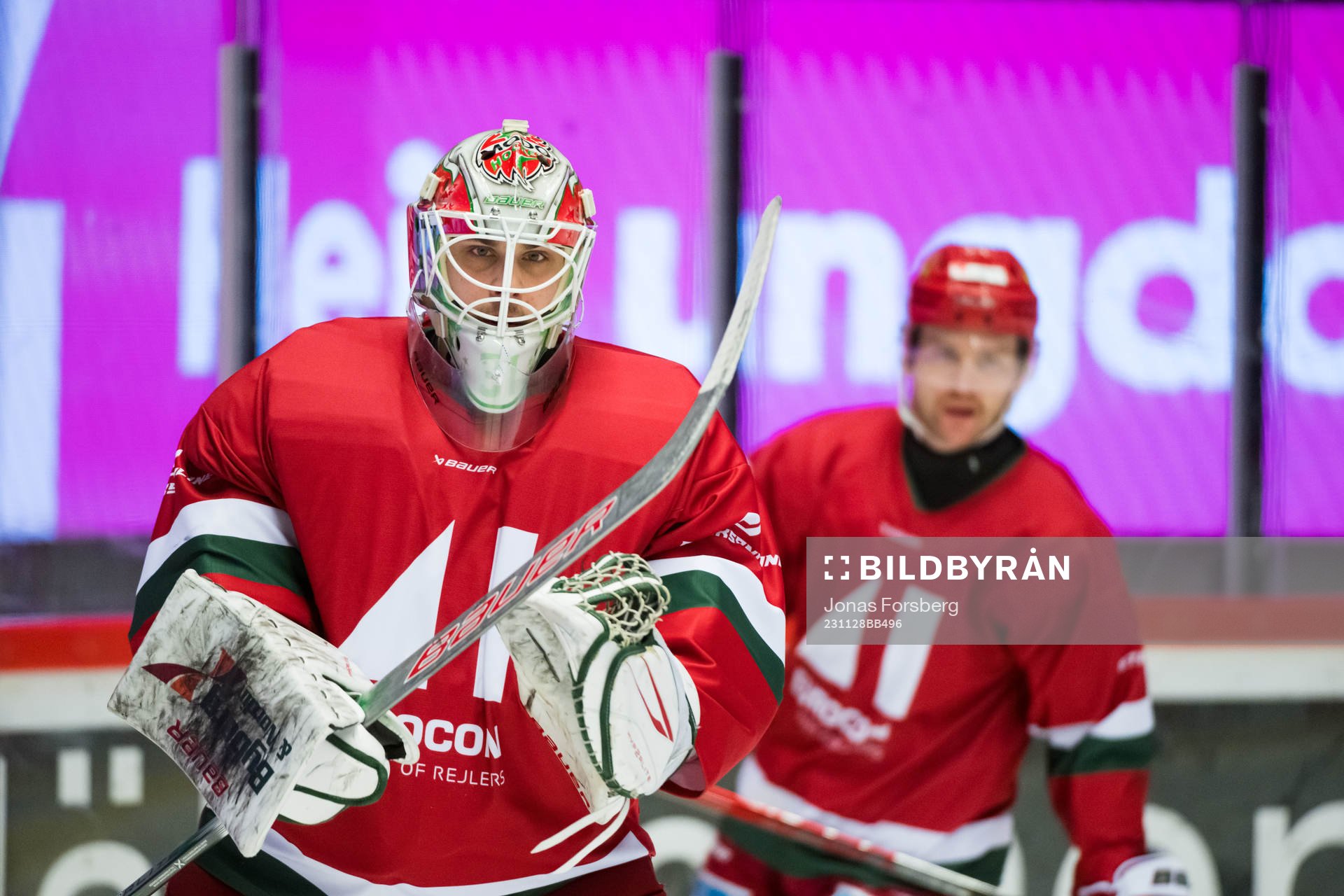 MoDos målvakt Olle Eriksson Ek innan ishockeymatchen i SHL