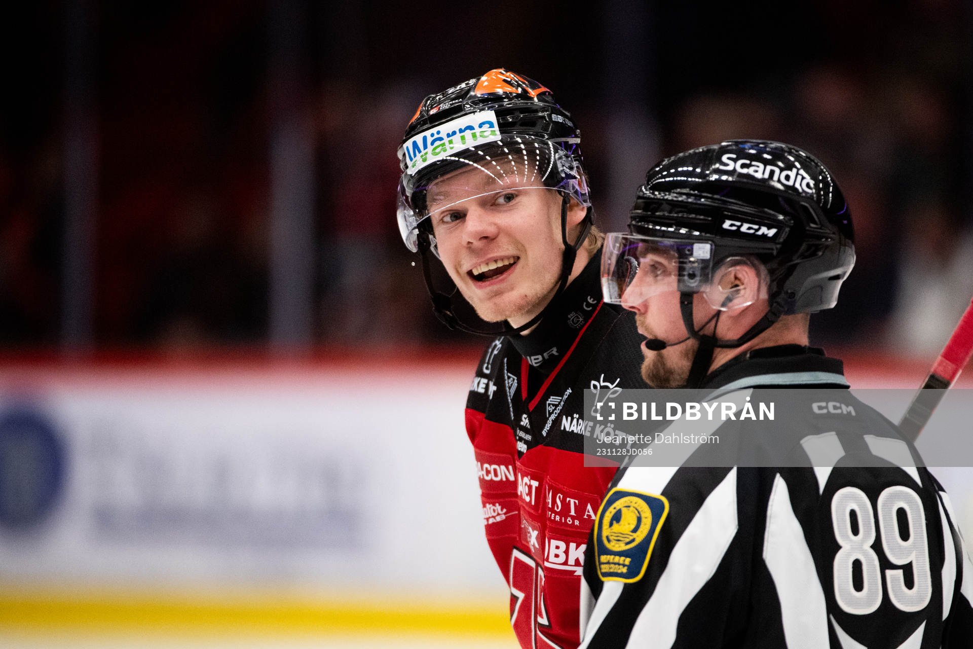 Örebros Christopher Mastomäki och linjedomare Gustav