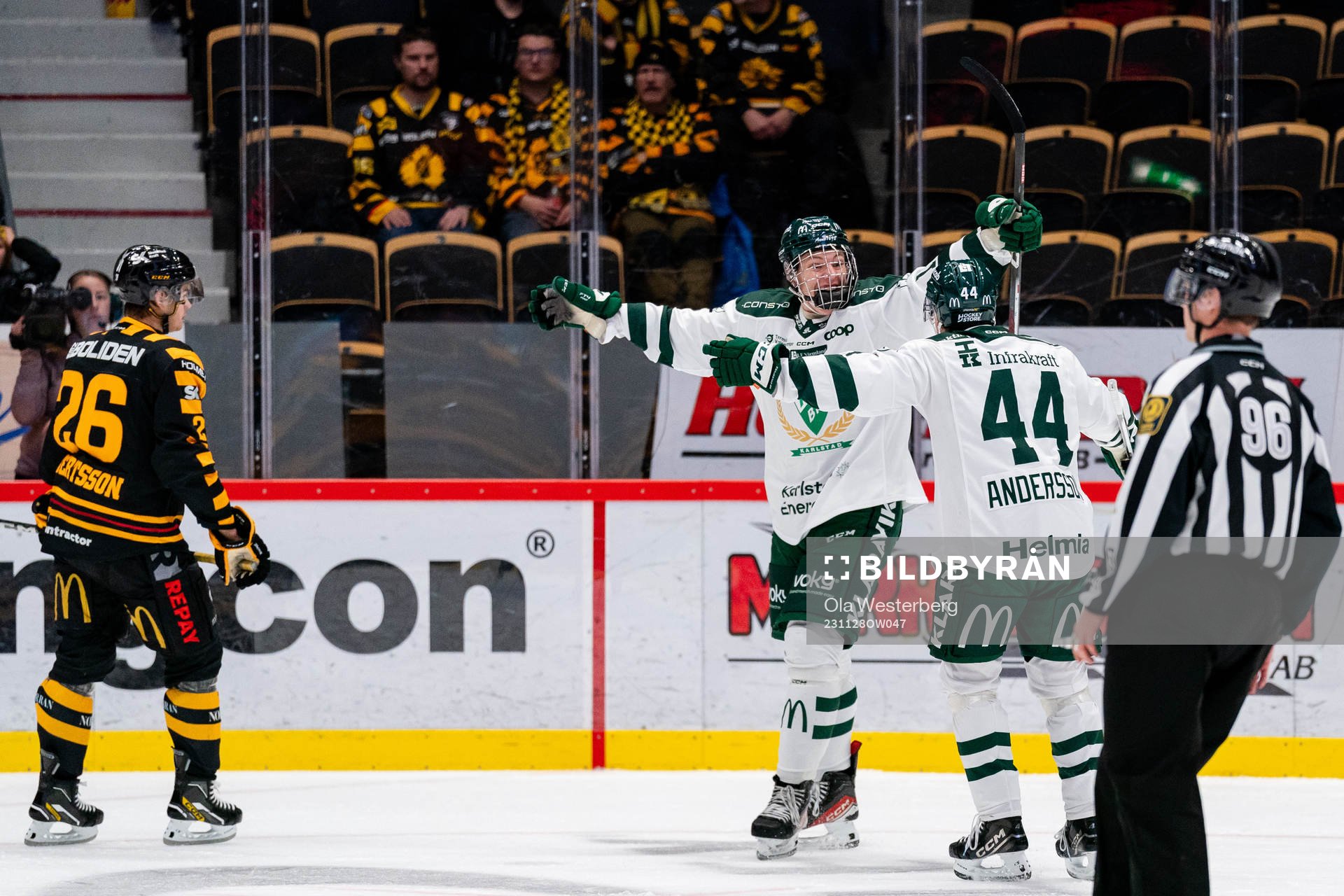 Färjestads Jack Berglund och Jonathan Andersson jublar