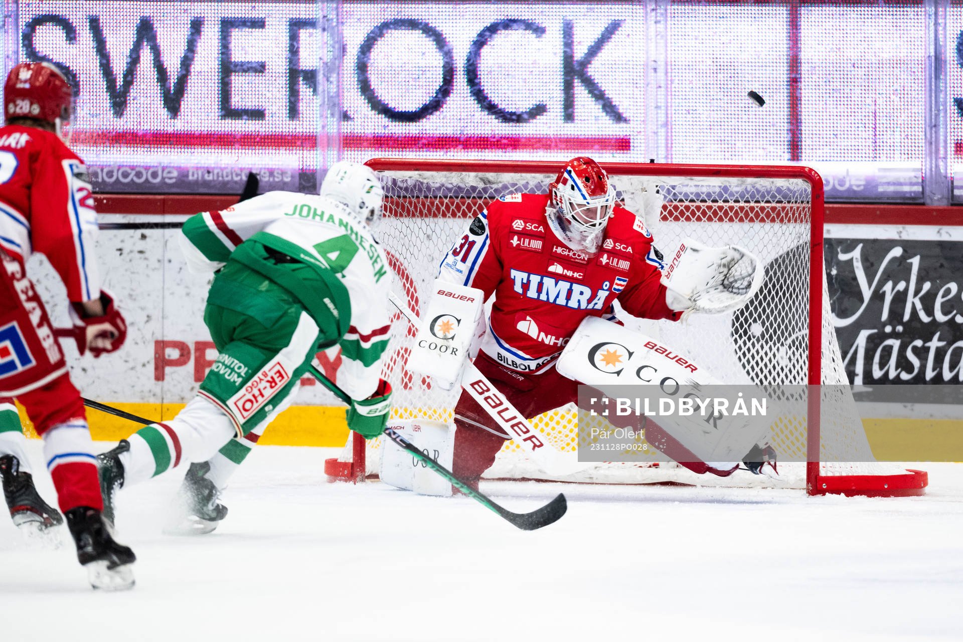 Rögles Johannes Johannesen och Timrås målvakt Tim Juel