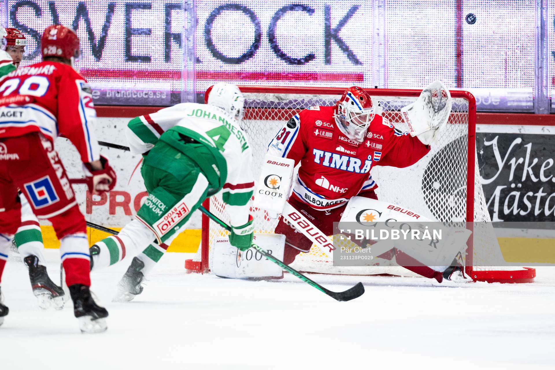 Rögles Johannes Johannesen och Timrås målvakt Tim Juel