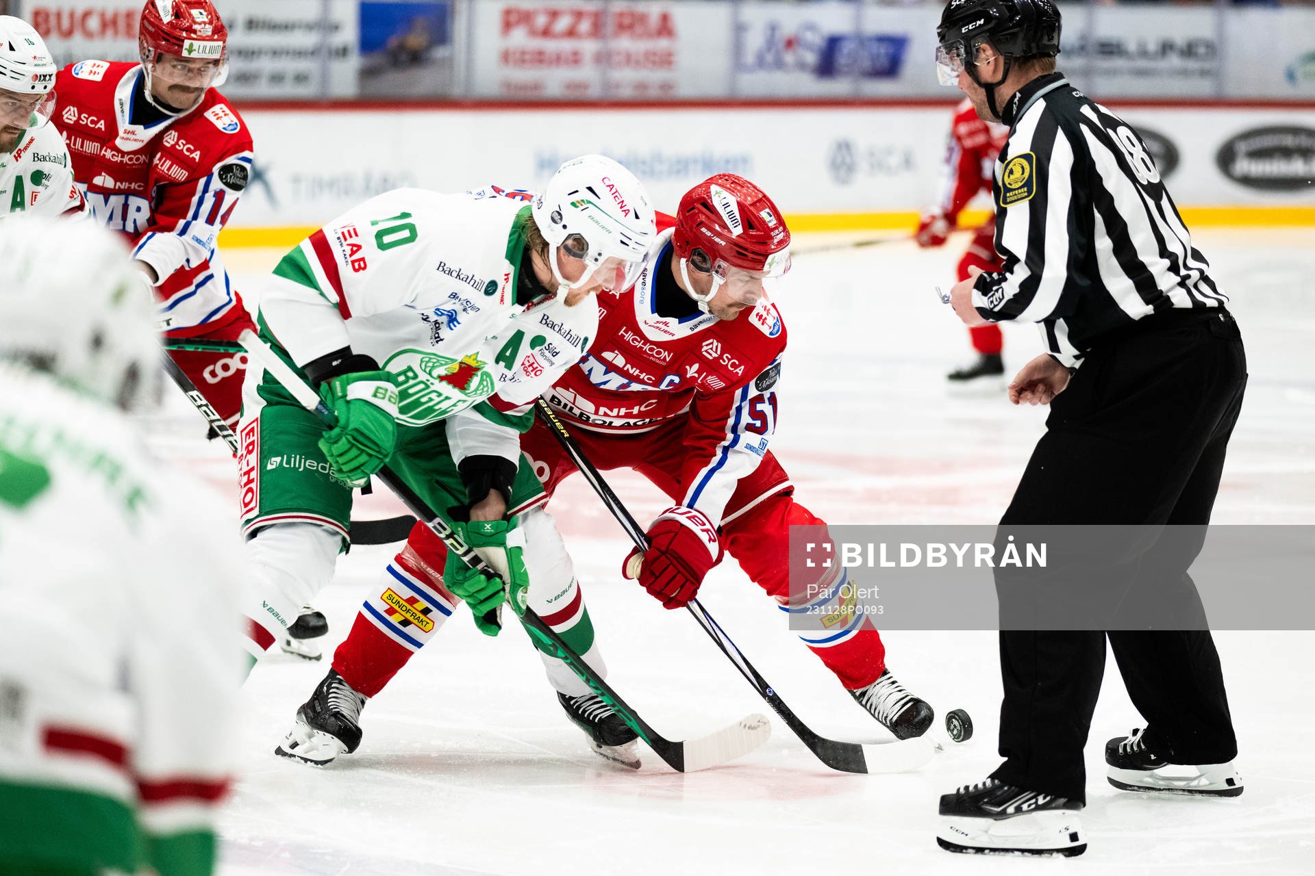 Rögles Rodrigo Abols och Timrås Anton Lander tekar