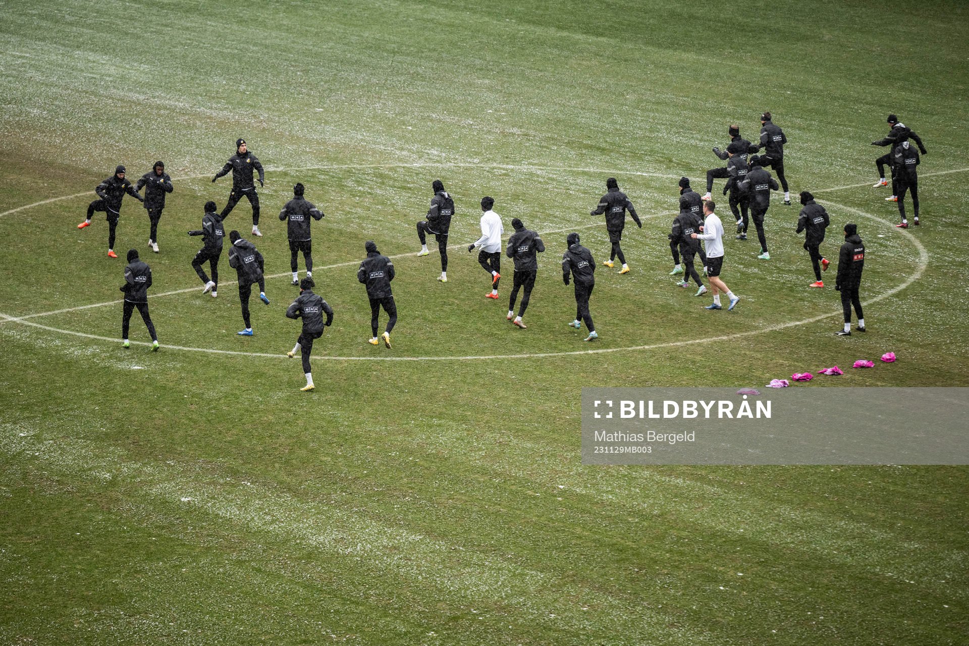Players warm up