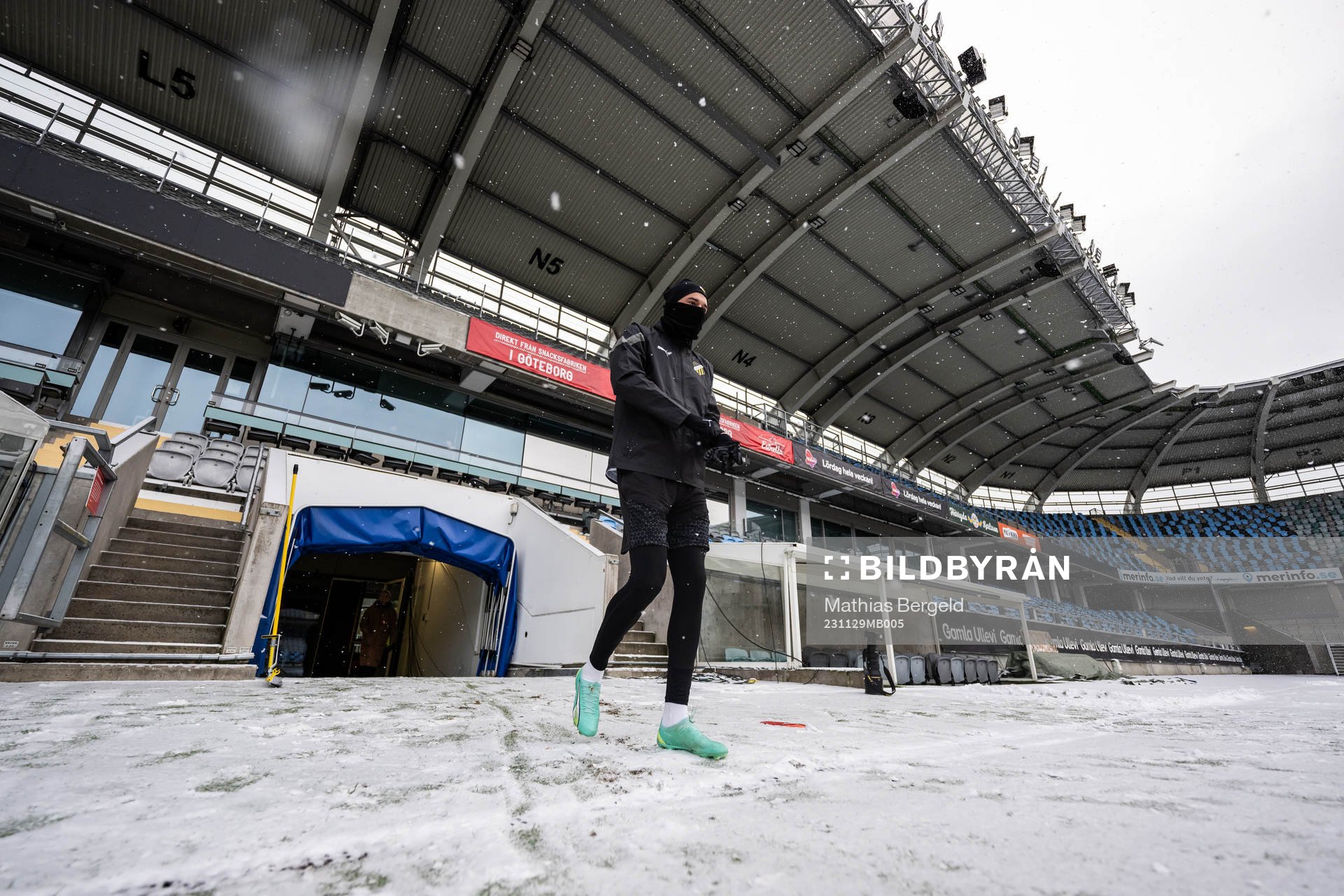 Amor Layouni enters the pitch during a training session with Häcken on November 29, 2023 in Gothenburg. 
