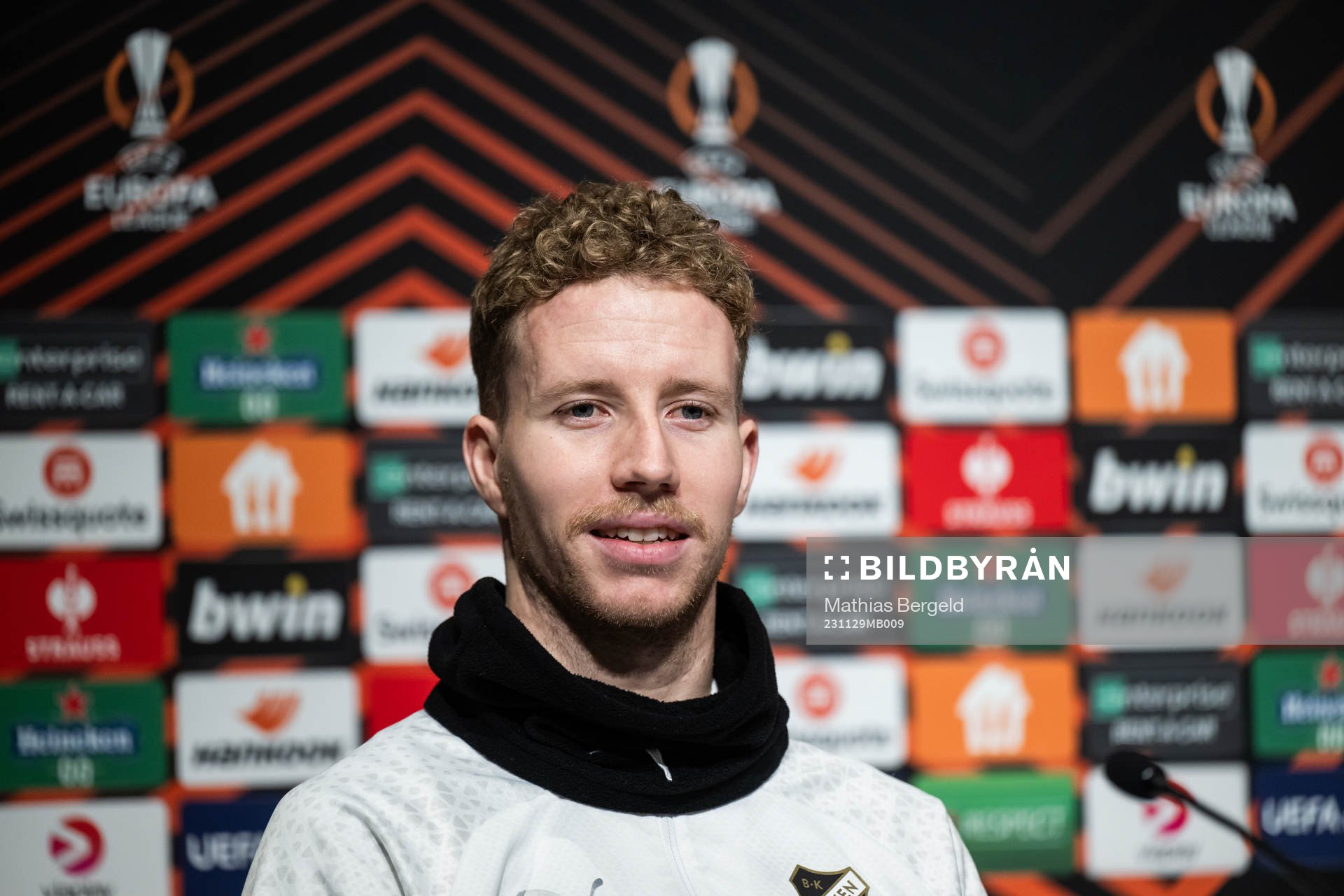 Samuel Gustafson at a press conference with Häcken