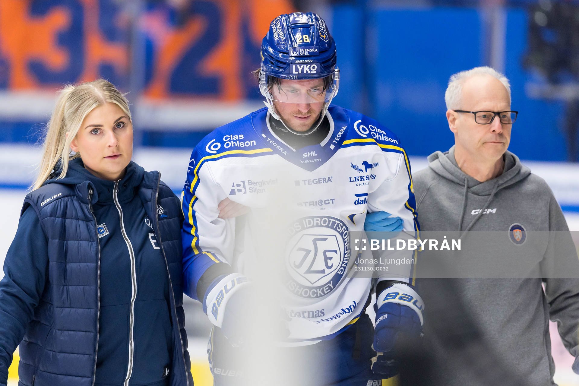 Leksands Justin Glenn Kloos får hjälp av isen skadad