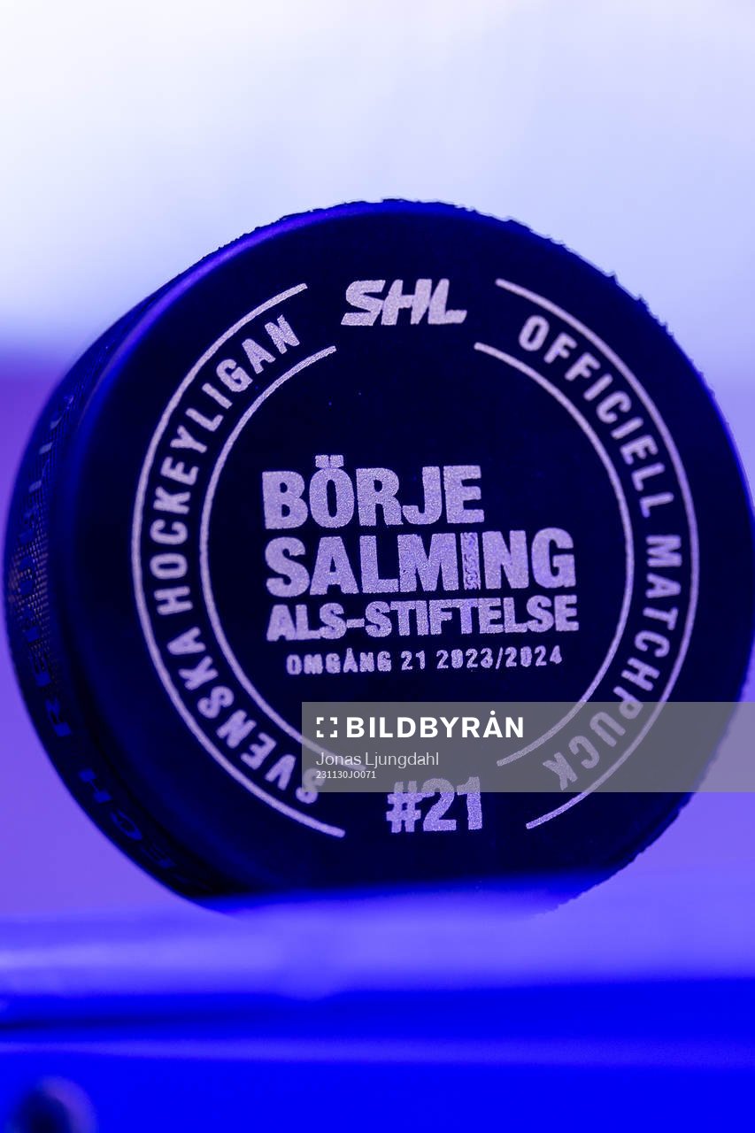 Matchpuck med Börje Salming ALS-stiftelse logo