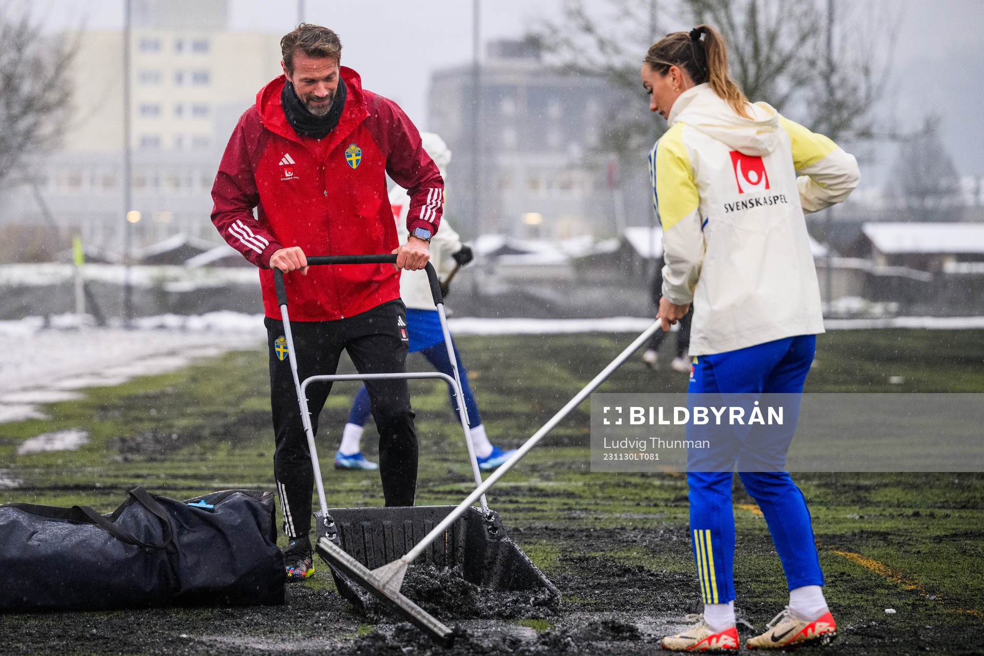 Team manager Magnus Andersson and Kosovare Asllani