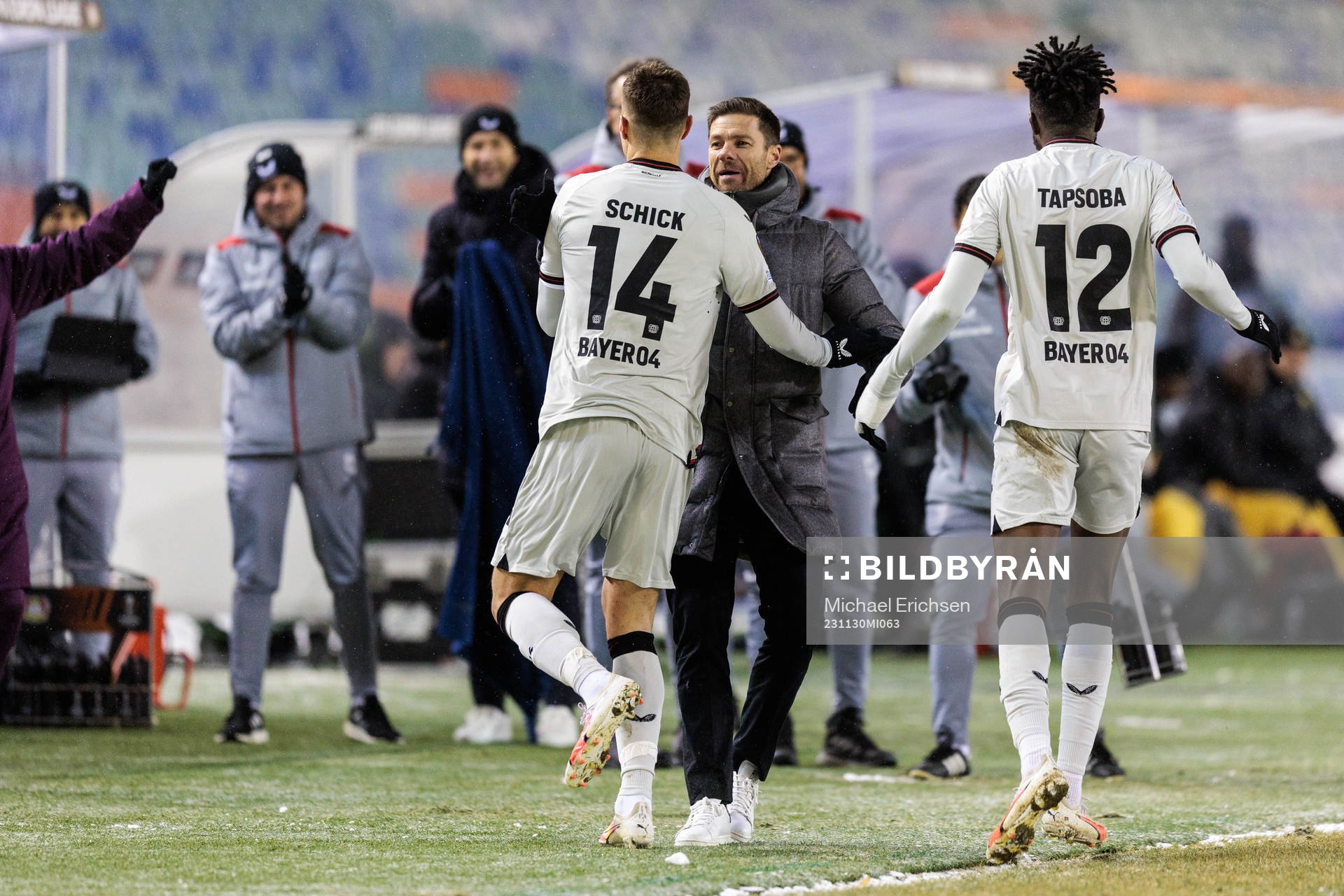 Patrik Schick and Head coach Xabi Alonso of Bayer