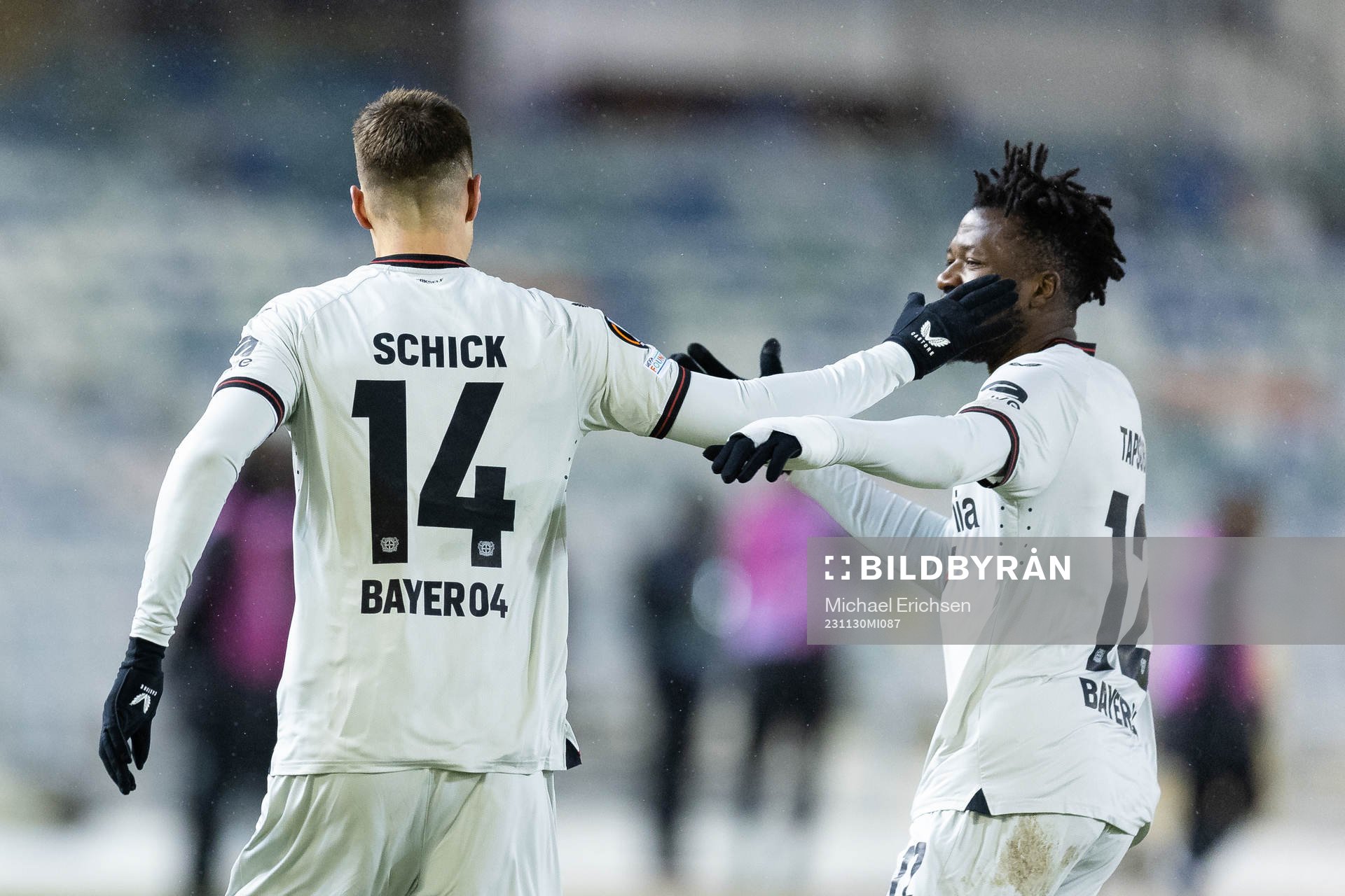 Patrik Schick of Bayer Leverkusen celebrates 0-2 with team