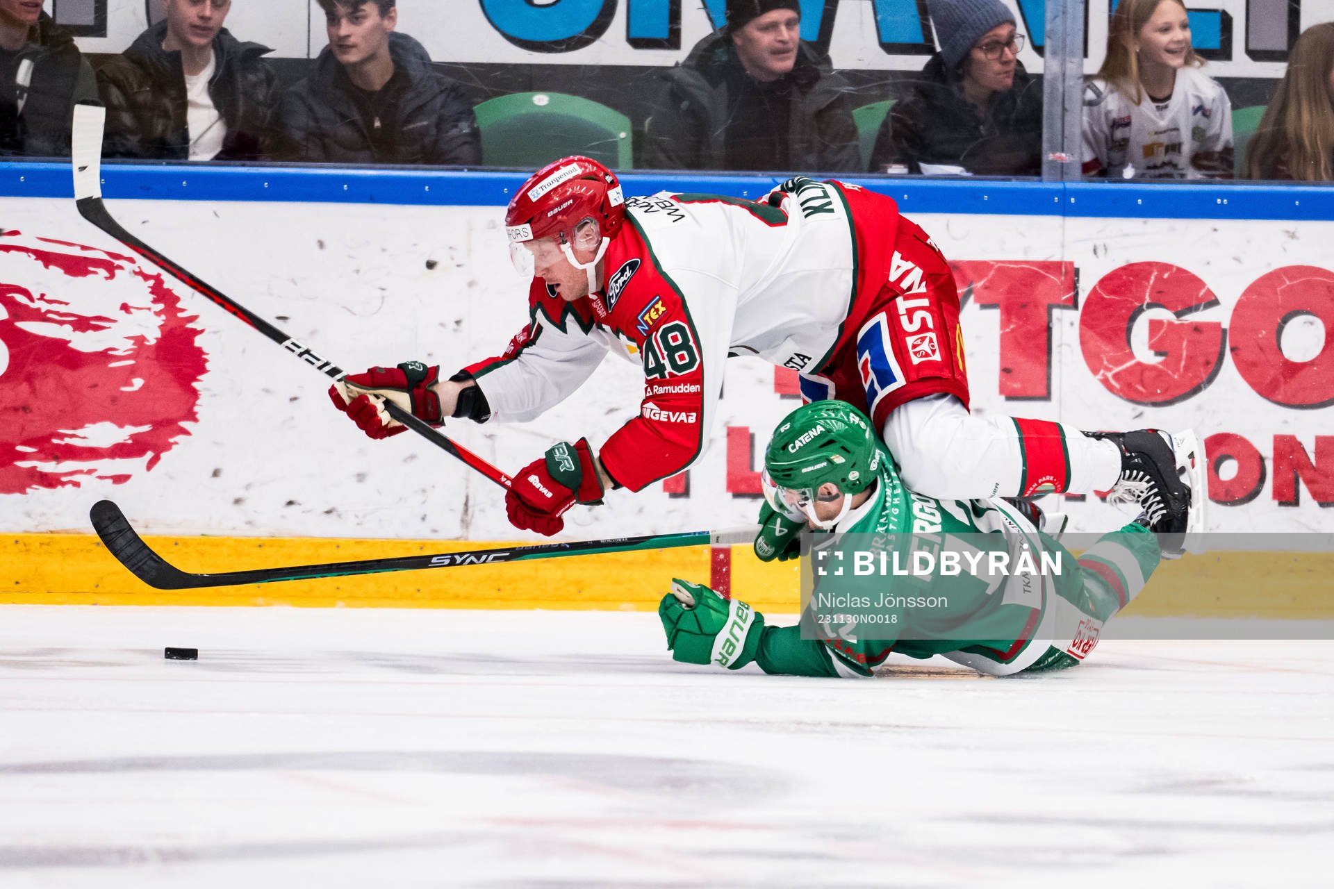 Frölunda HCs Carl Klingberg och Rögle BKs Brady Ferguson