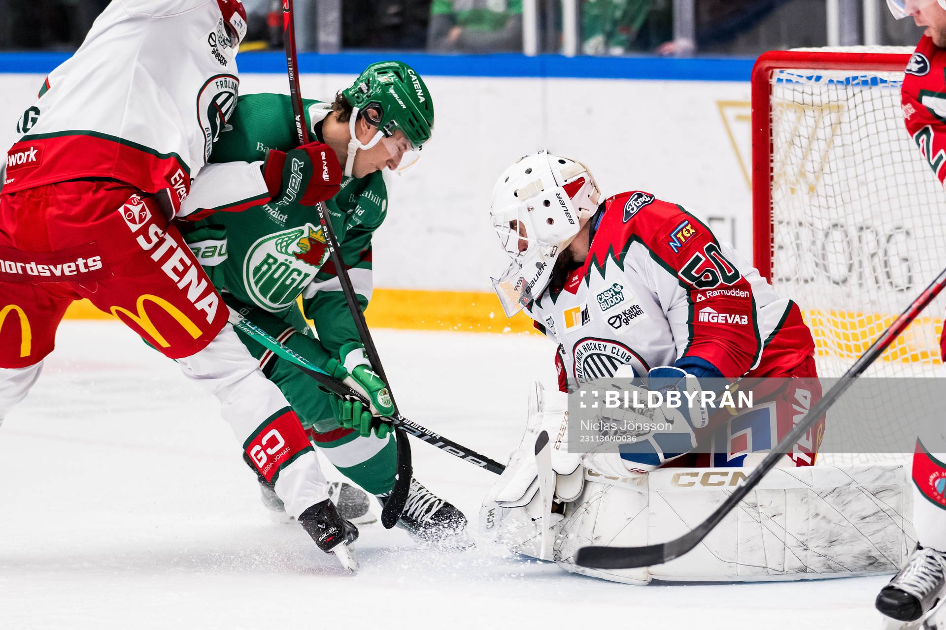 Frölunda HCs målvakt Frans Tuohimaa och Rögle BKs Adam