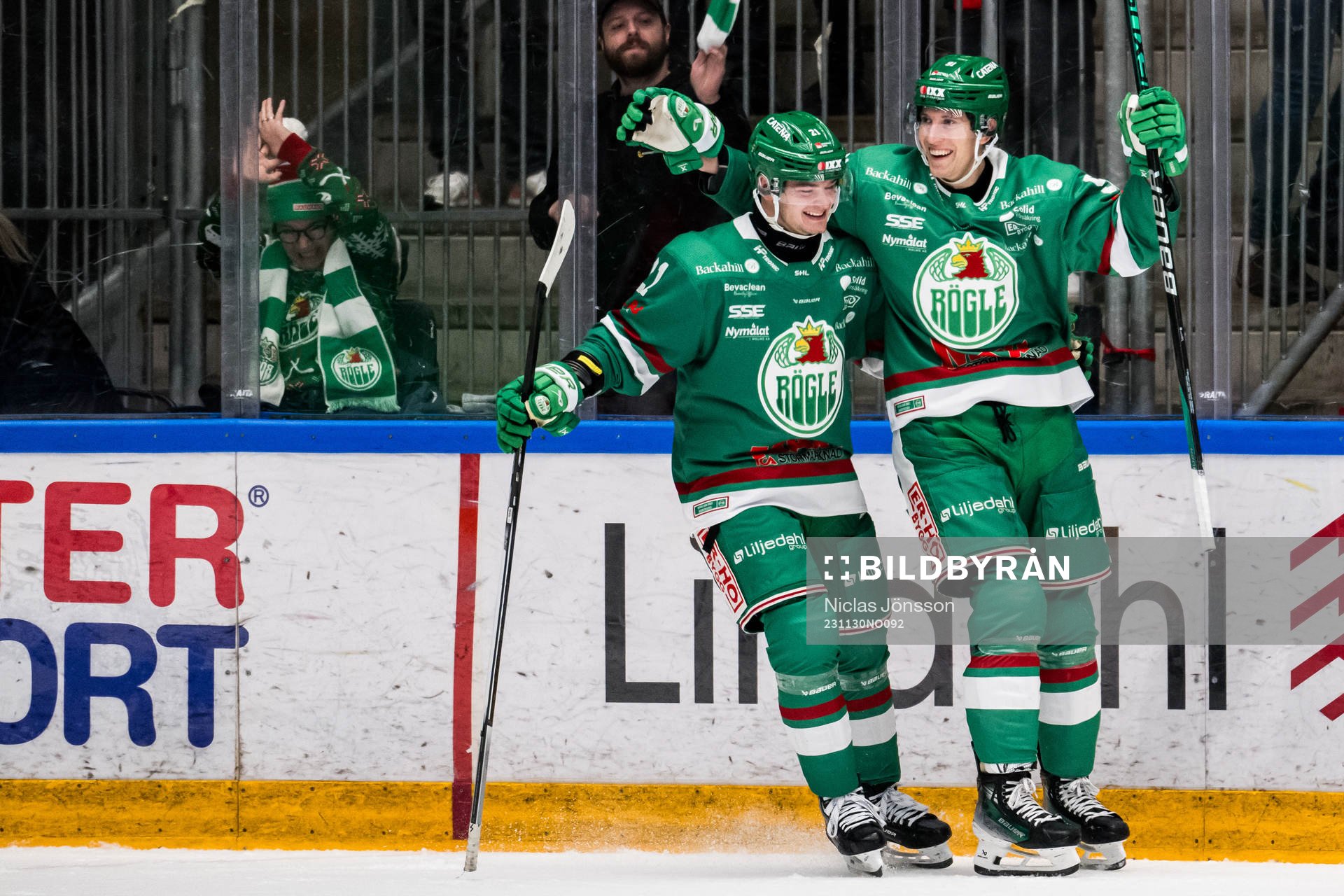 Rögles Henry Bowlby och Adam Tambellini jublar