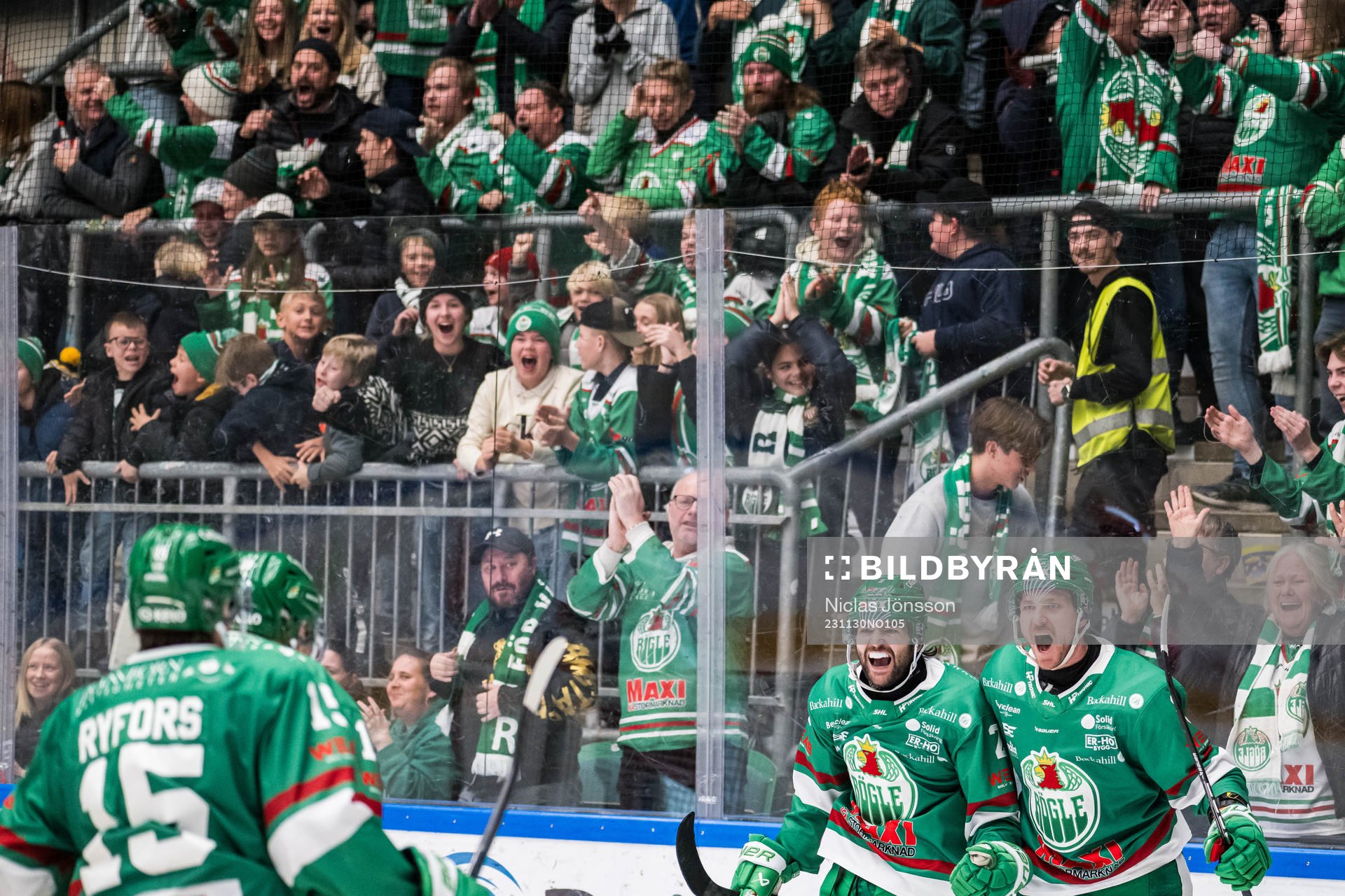 Rögles Thomas Grégoire  och Linus Sandin jublar