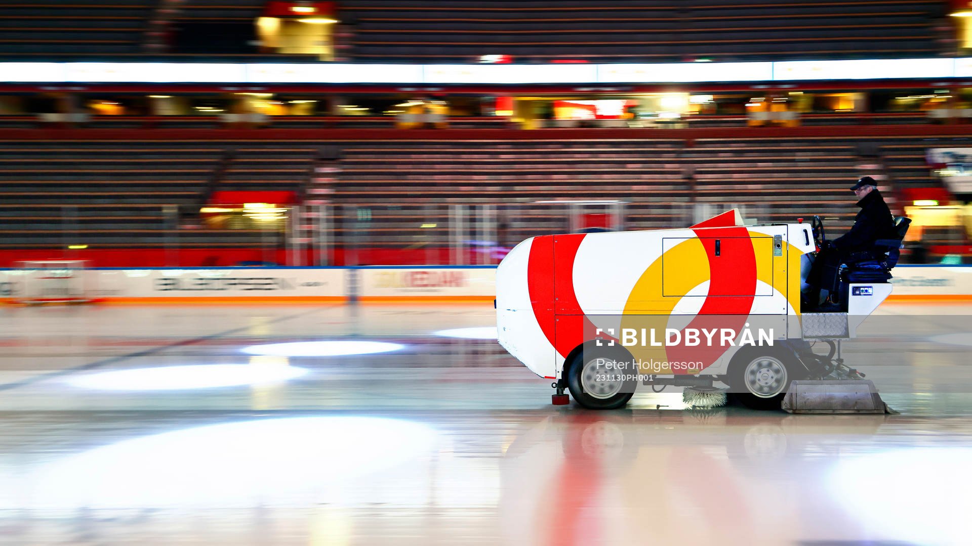 Isen spolas i SAAB Arena före ishockeymatchen i SHL mellan