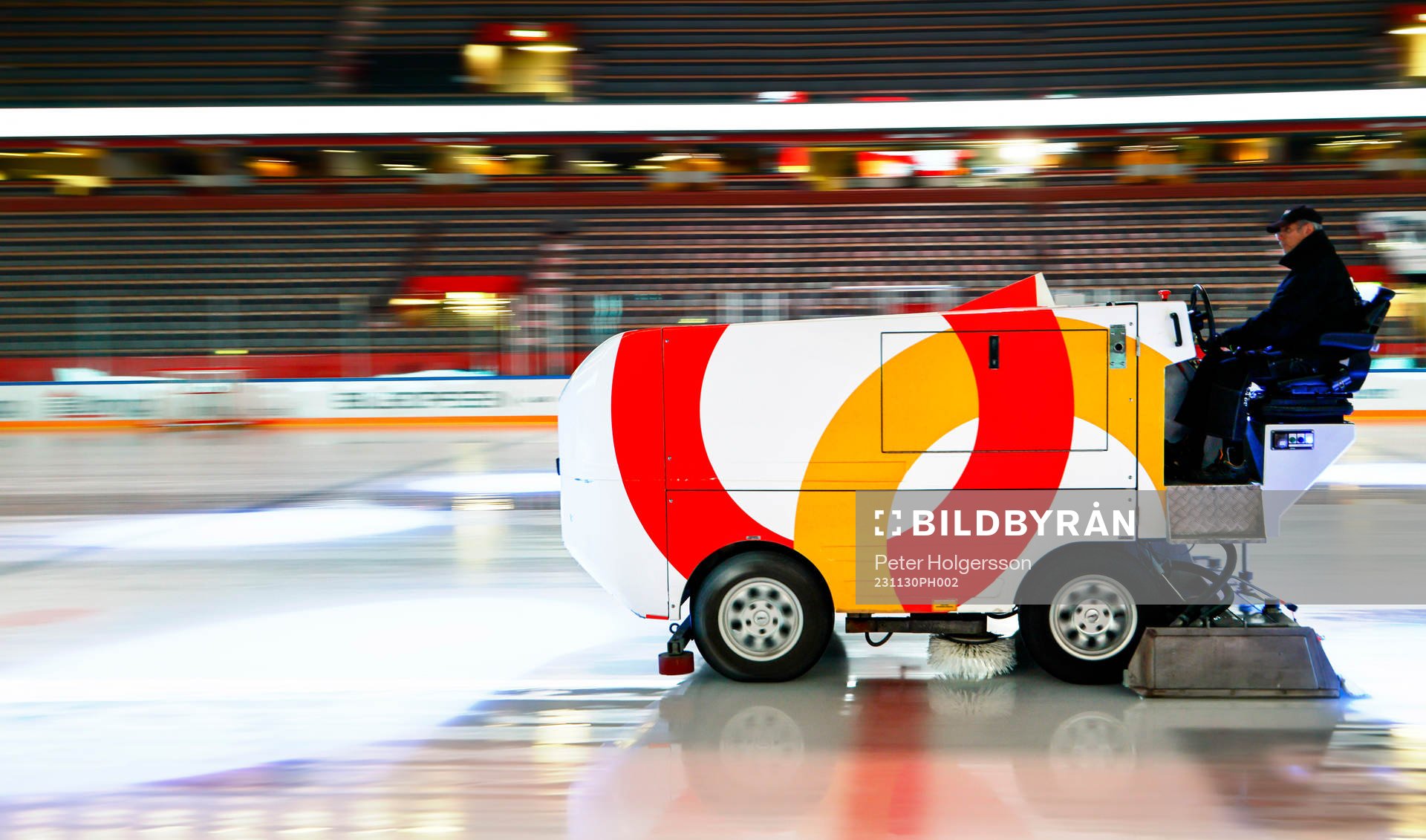 Isen spolas i SAAB Arena före ishockeymatchen i SHL mellan