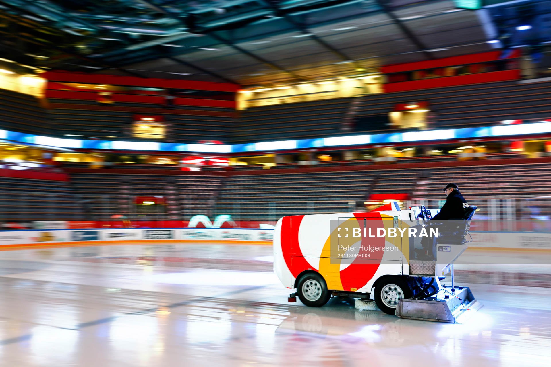 Isen spolas i SAAB Arena före ishockeymatchen i SHL mellan