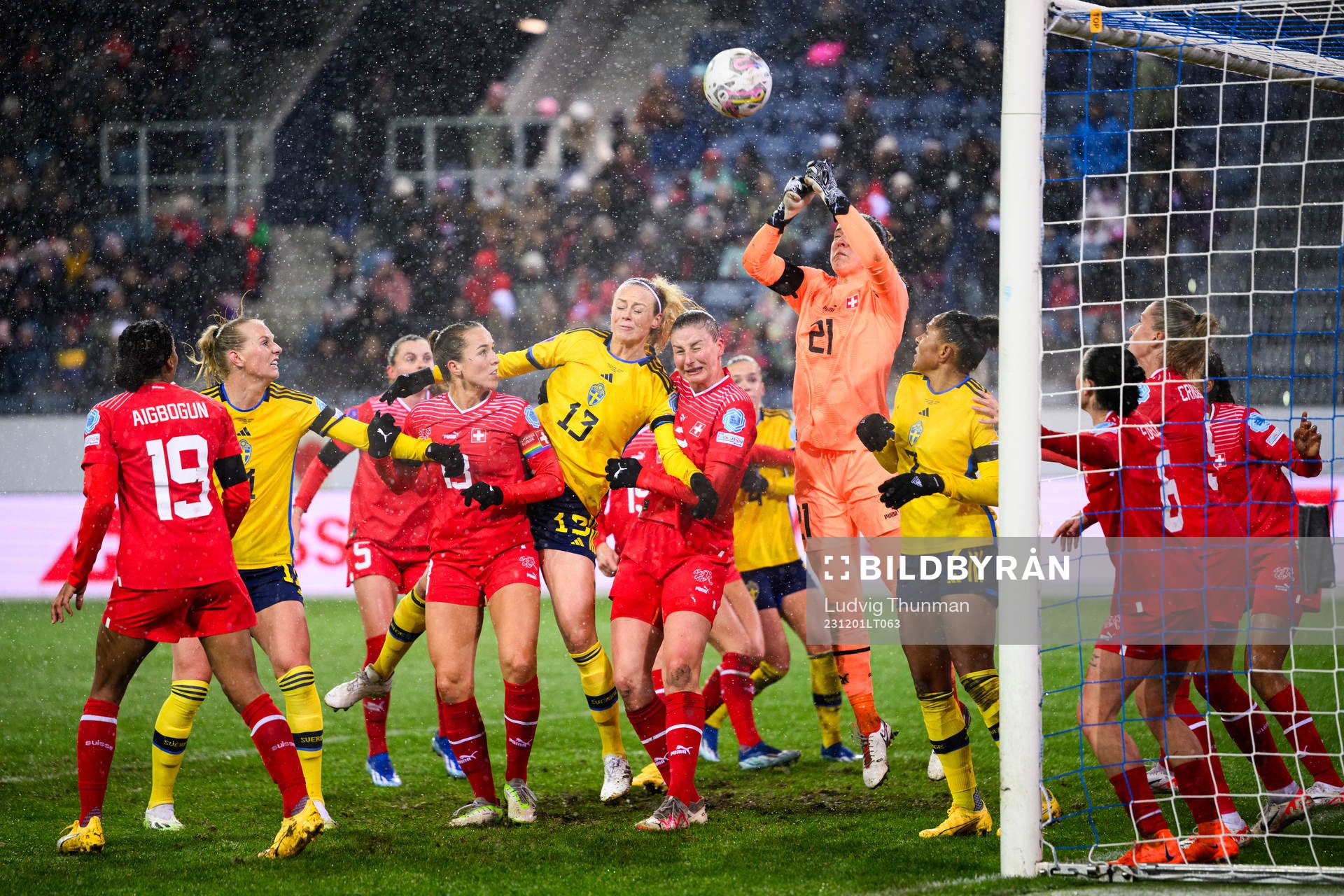 Amanda Ilestedt of Sweden and goalkeeper Elvira Herzog of Switzerland during the UEFA Women's Nations League football match between Switzerland and Sweden on December 1, 2023 in Lucerne.